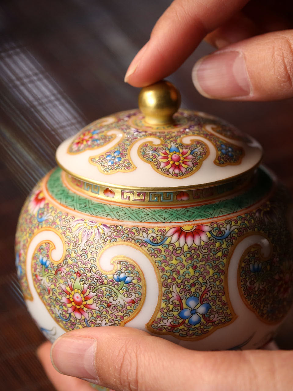 大雅斋珐琅彩卷如意纹茶器