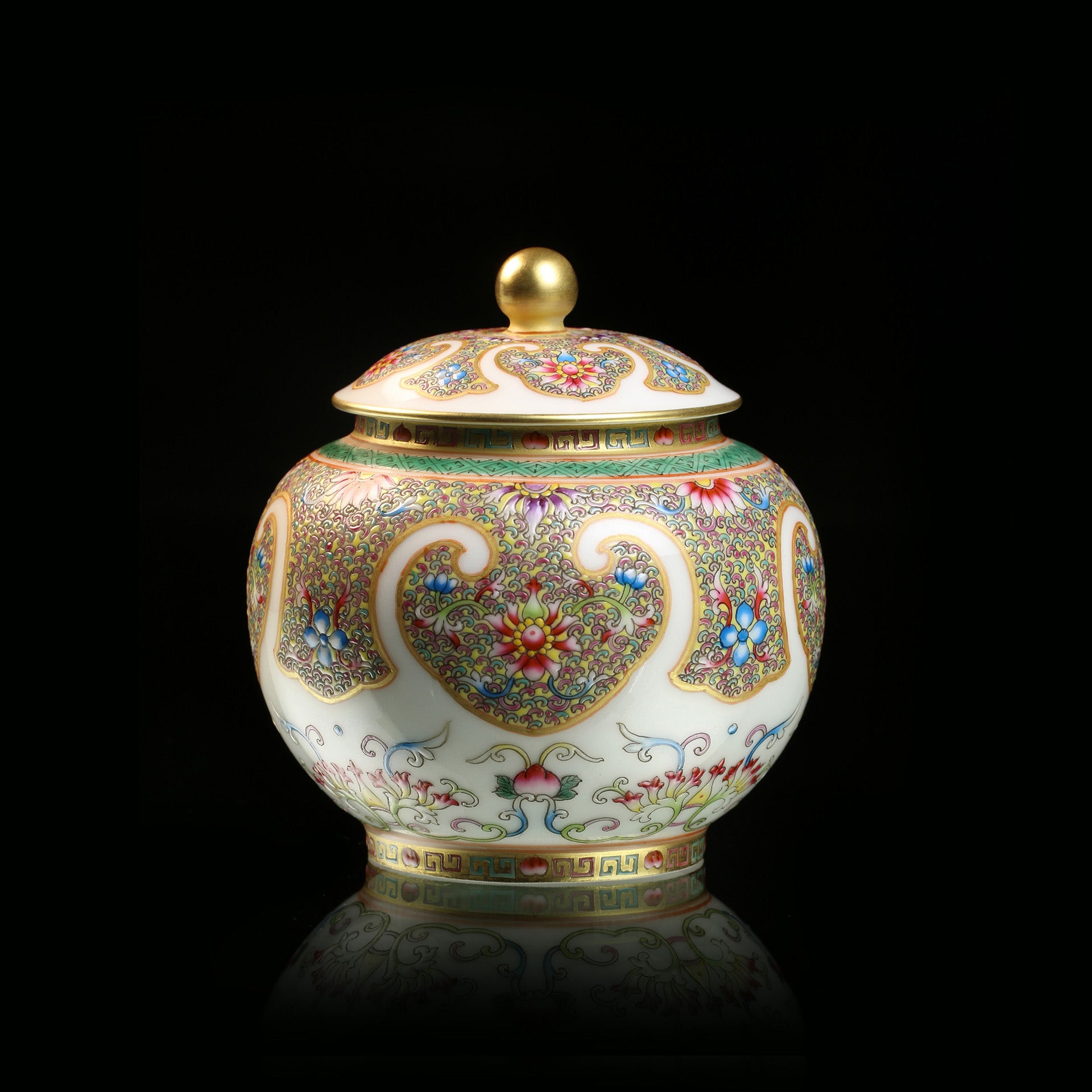 大雅斋珐琅彩卷如意纹茶器