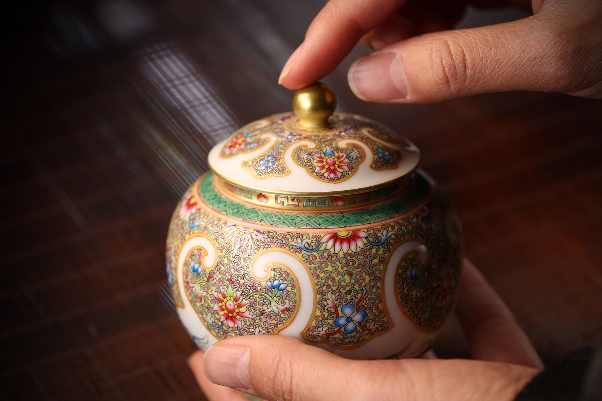 大雅斋珐琅彩卷如意纹茶器