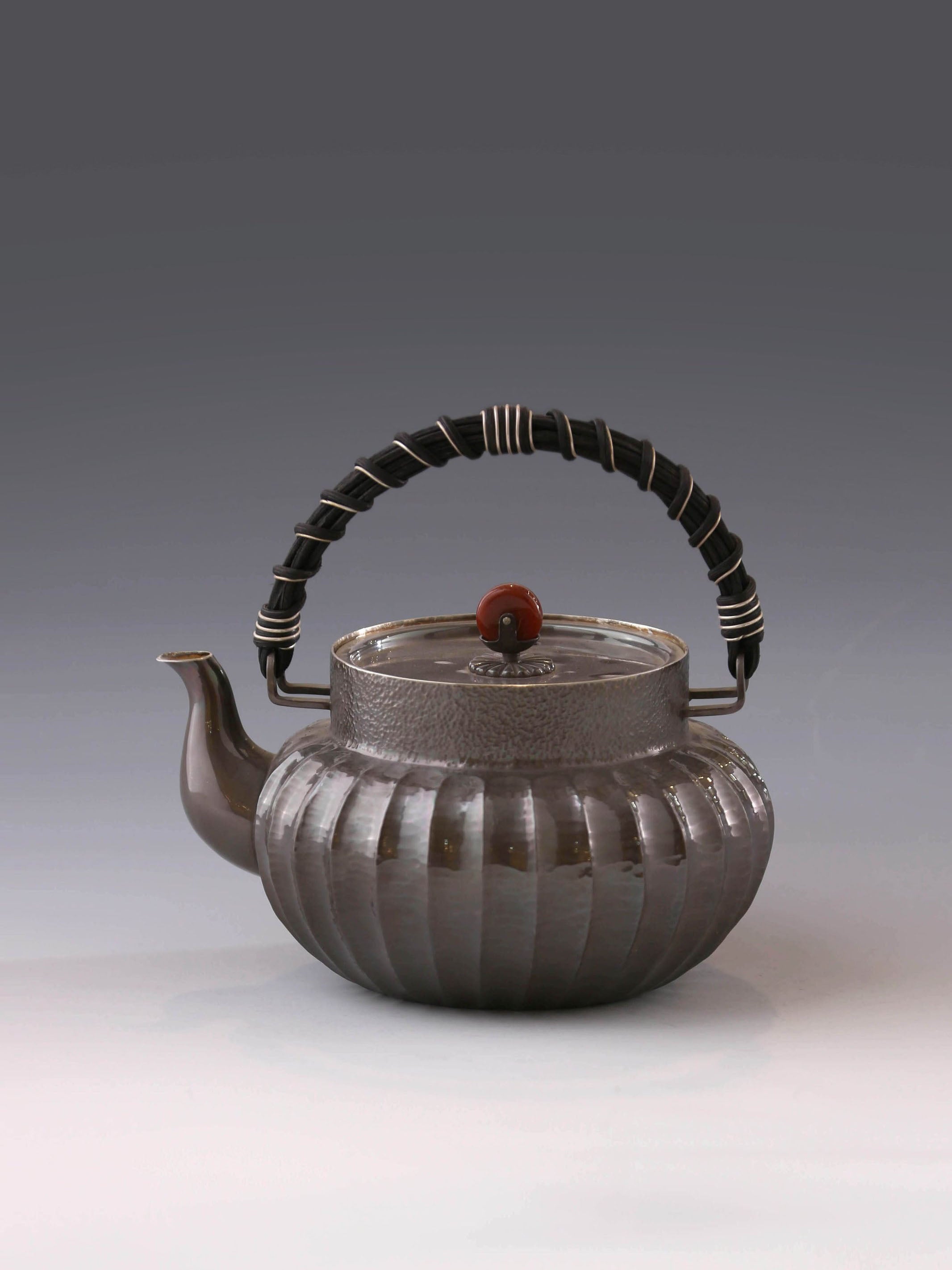 燈籠形藤把銀壺