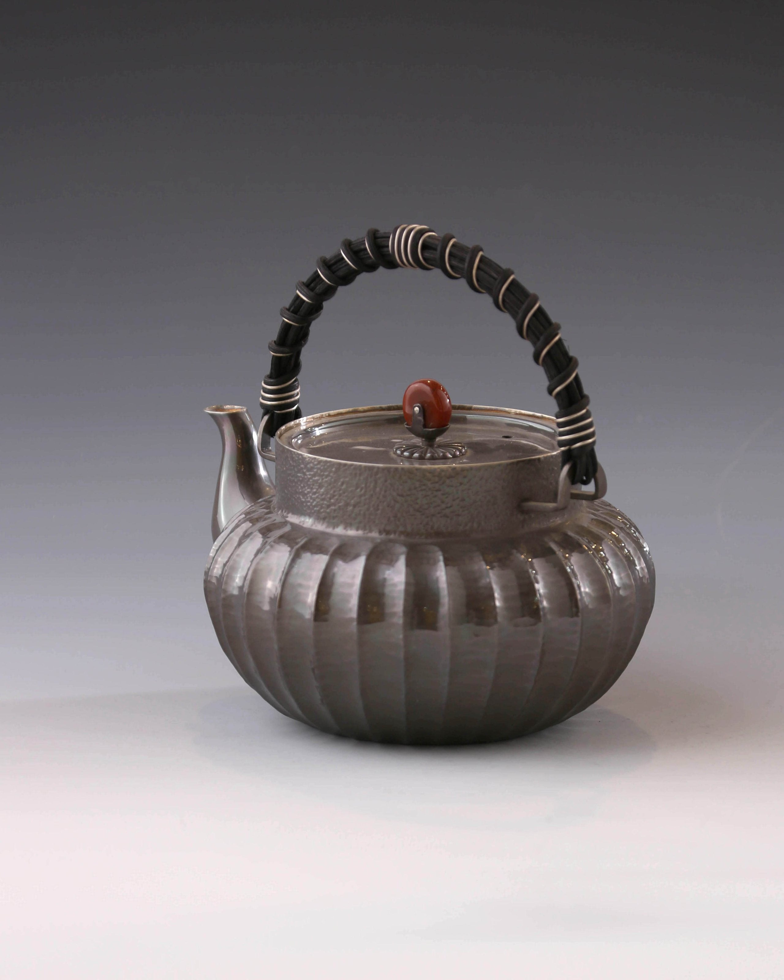 燈籠形藤把銀壺