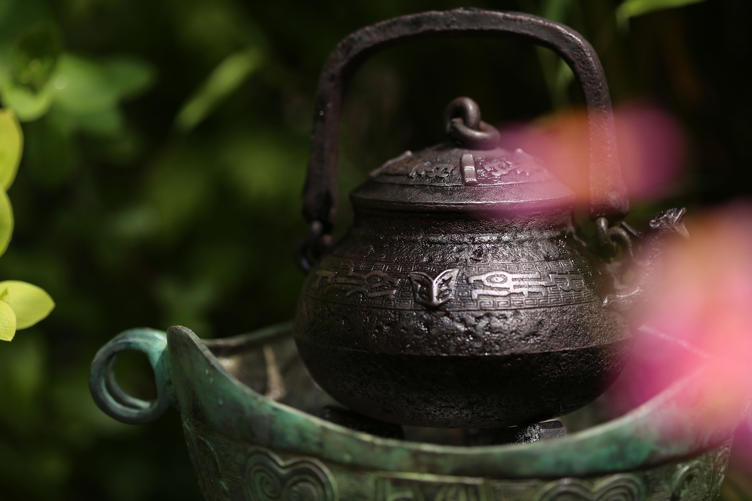 二代秦藏六/初代藏六兽口铁壶