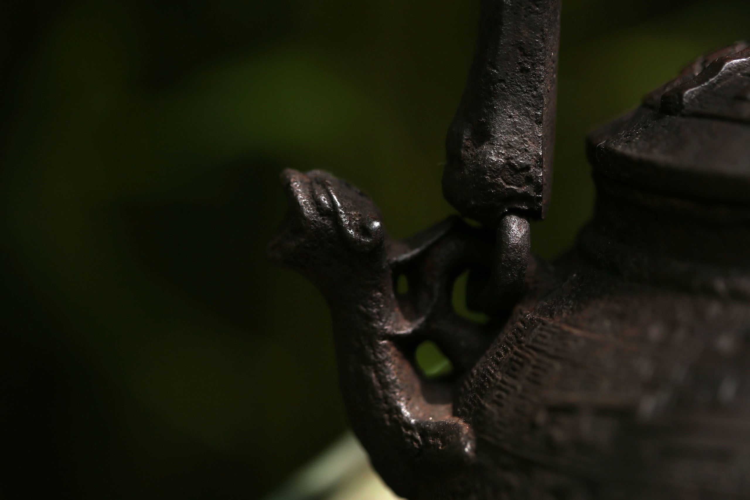 二代秦藏六/初代藏六兽口铁壶