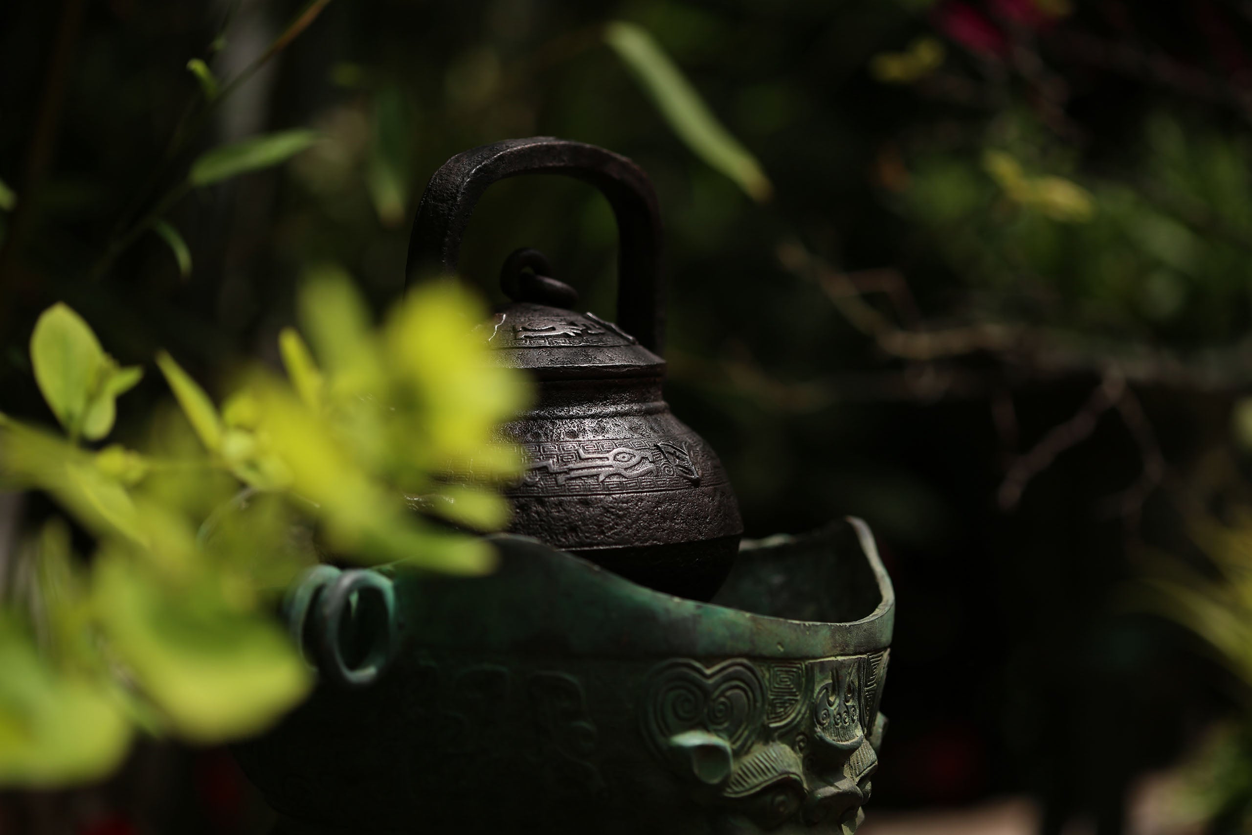 二代秦藏六/初代藏六兽口铁壶