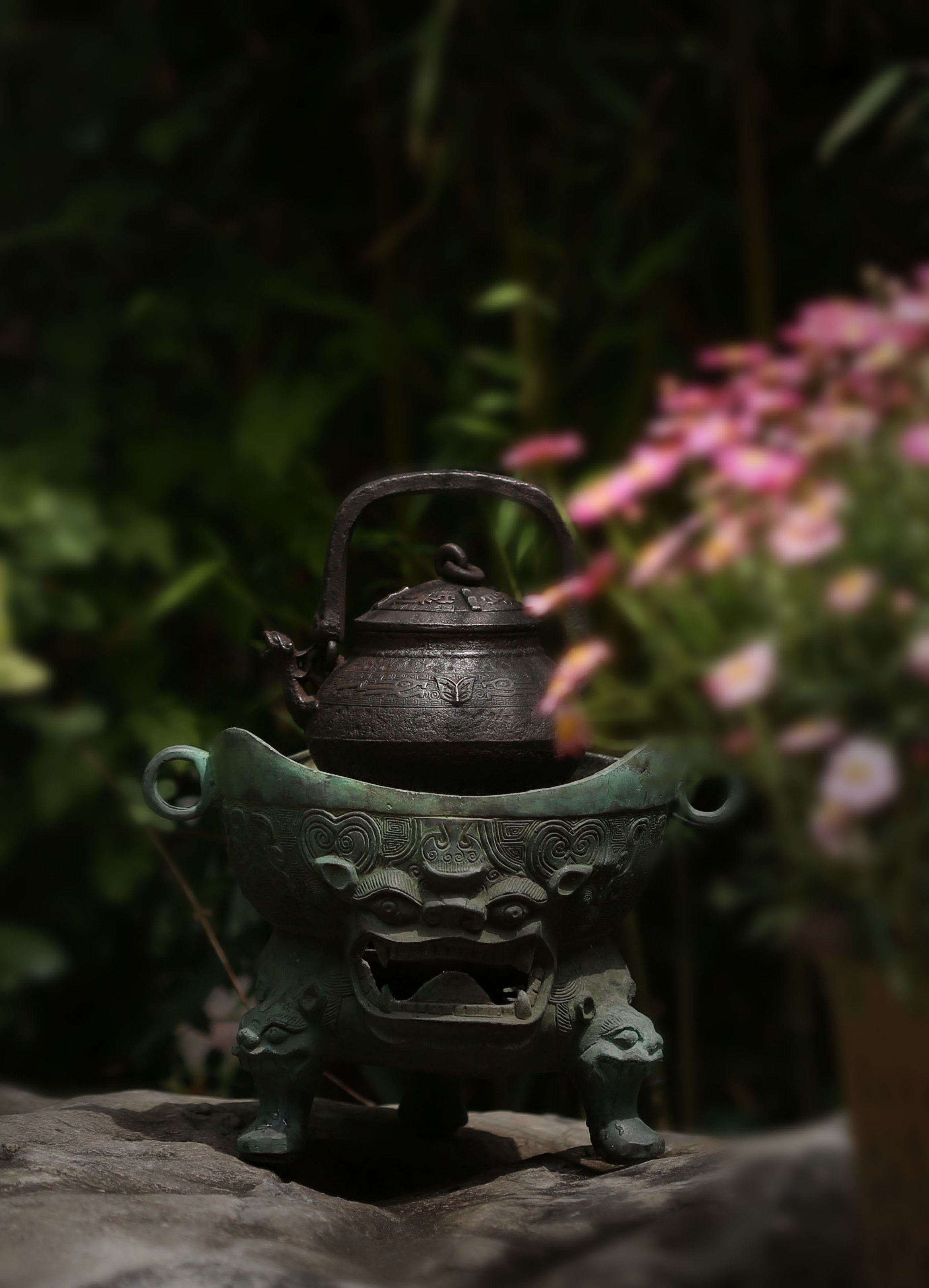 二代秦藏六/初代藏六兽口铁壶