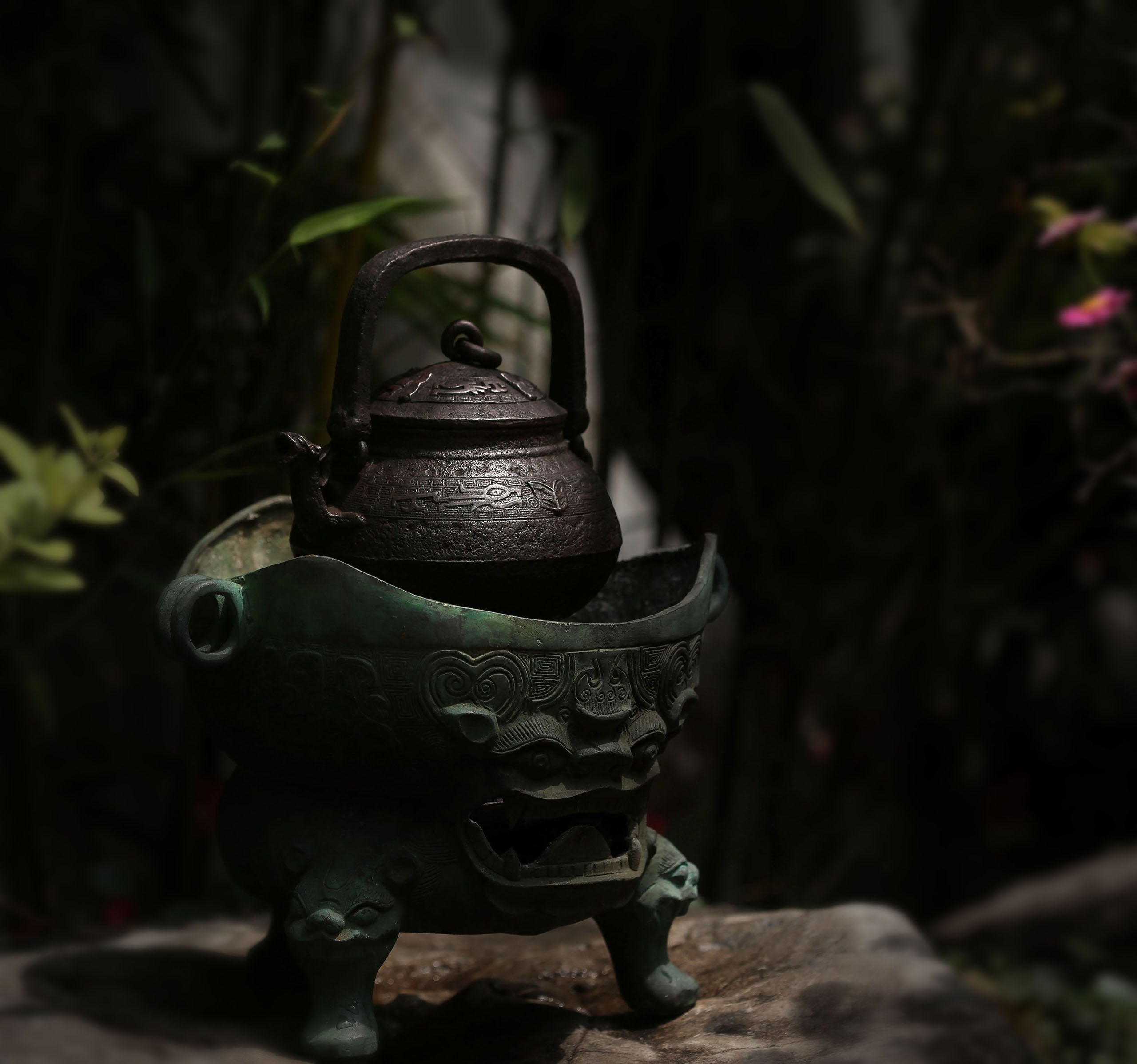 二代秦藏六/初代藏六兽口铁壶