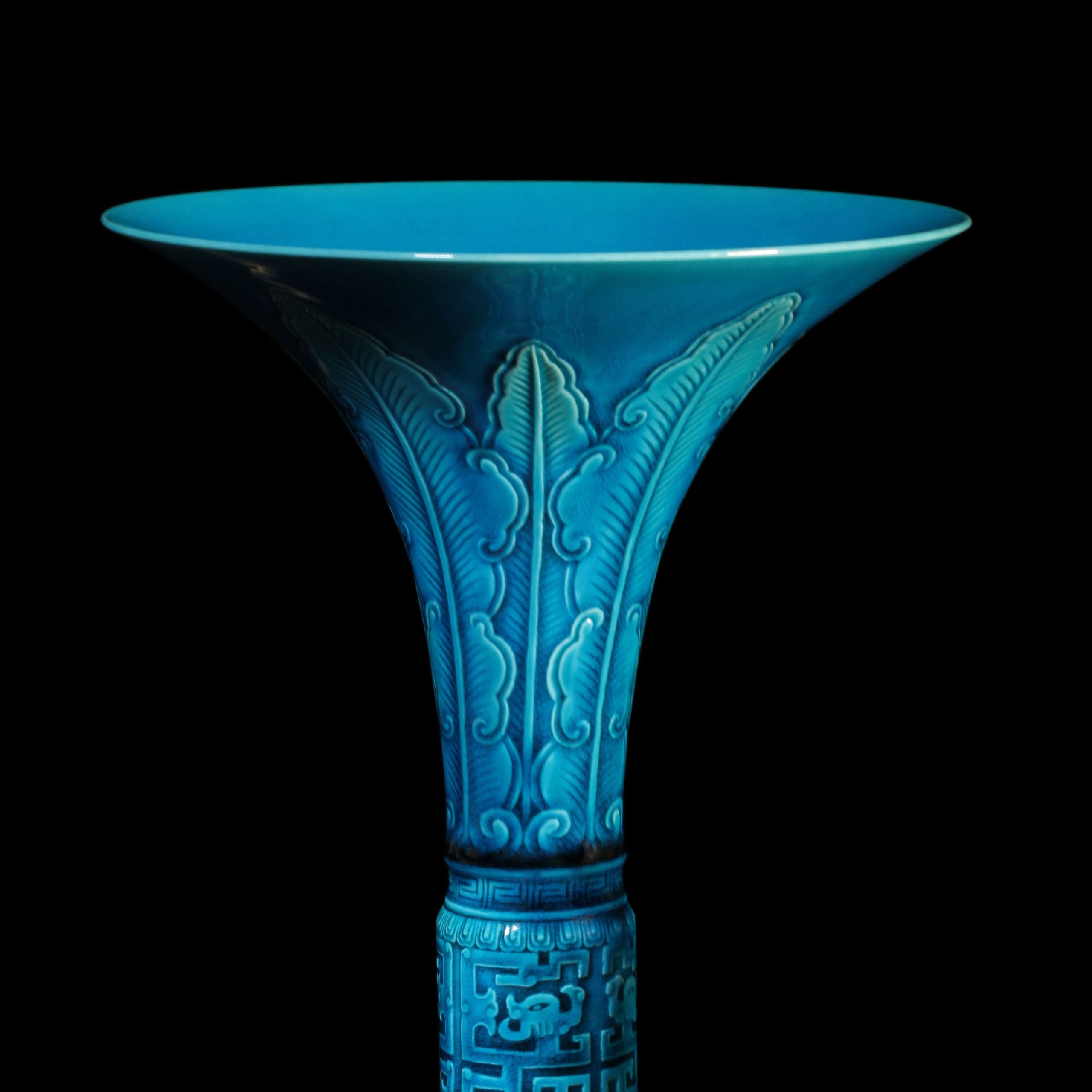 法翠(孔雀蓝)锥拱蕉叶夔纹觚