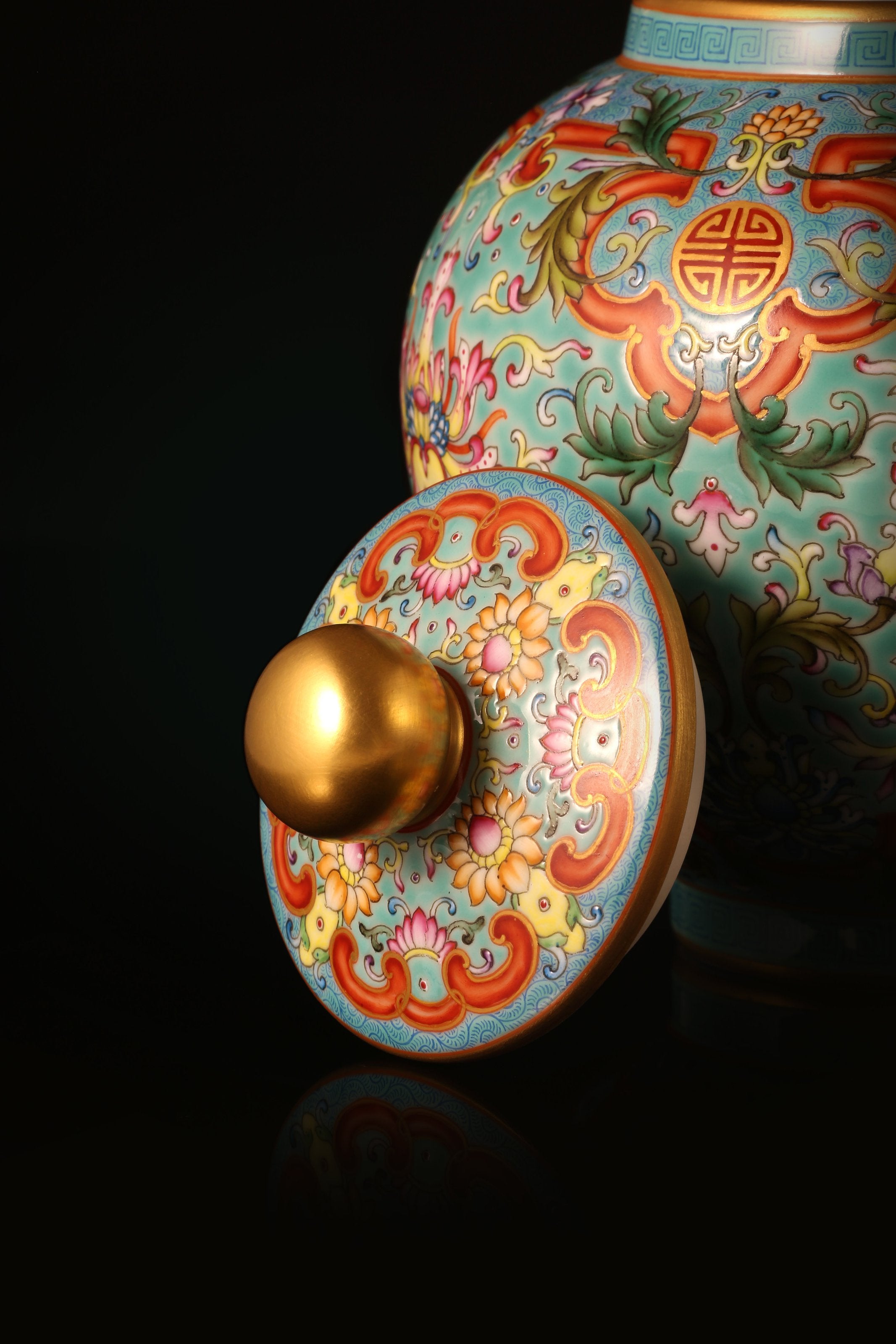 珐琅彩缠枝宝相花矾红如意框茶仓