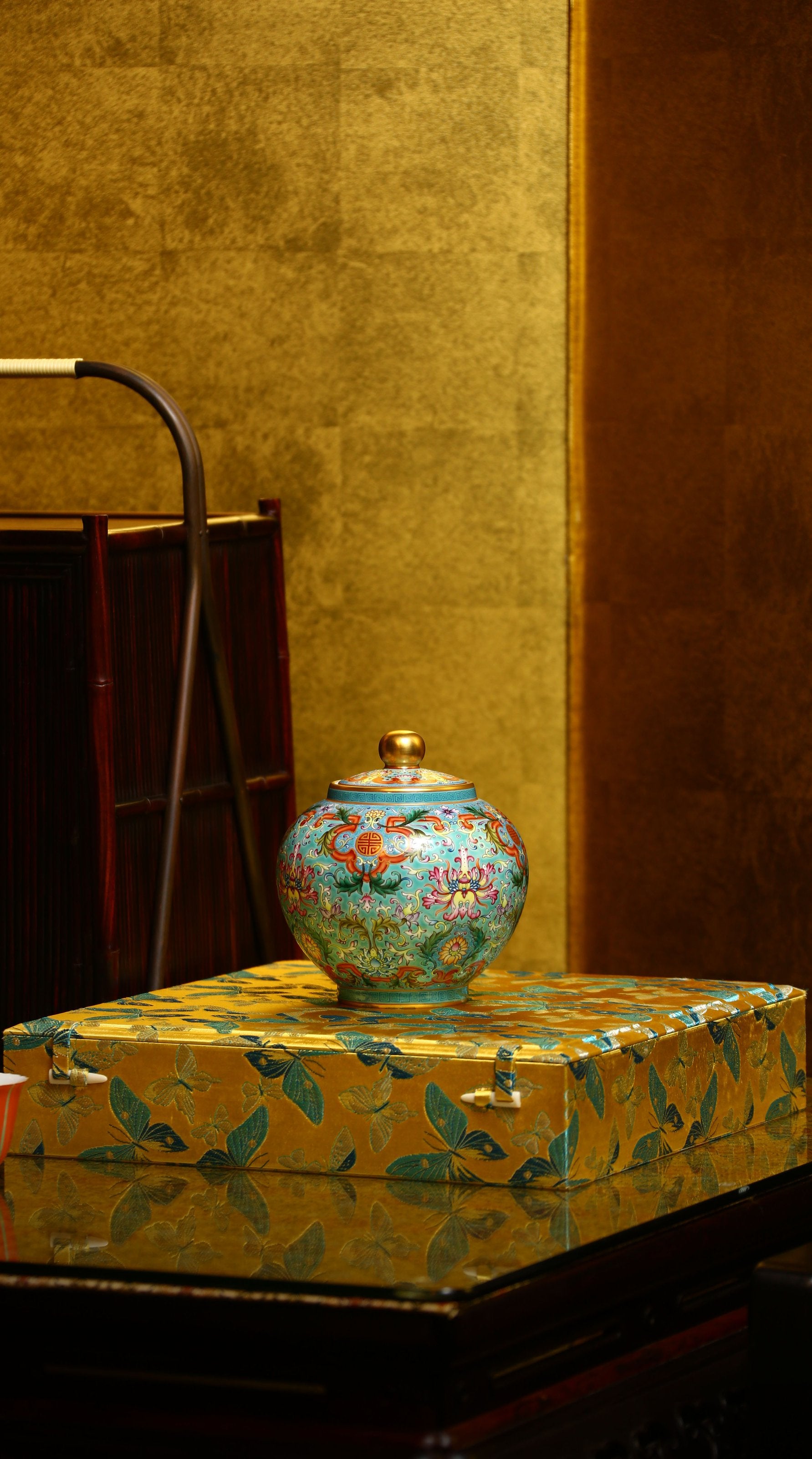 珐琅彩缠枝宝相花矾红如意框茶仓