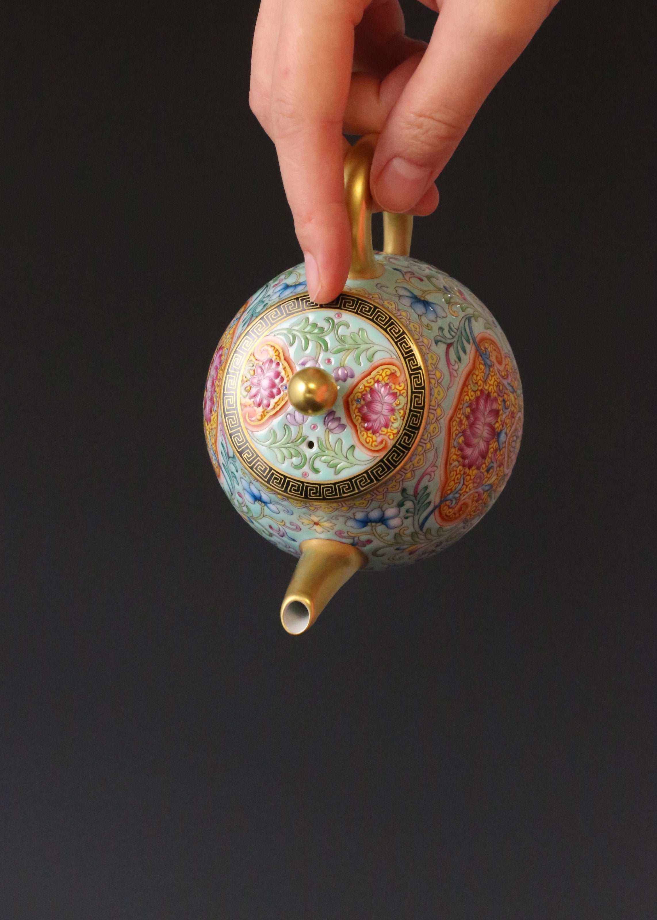 大雅齋琺瑯彩纏枝蓮泡壺