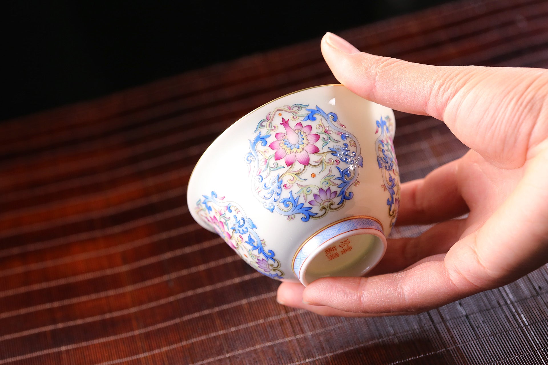 珐琅彩缠枝莲纹仰钟杯