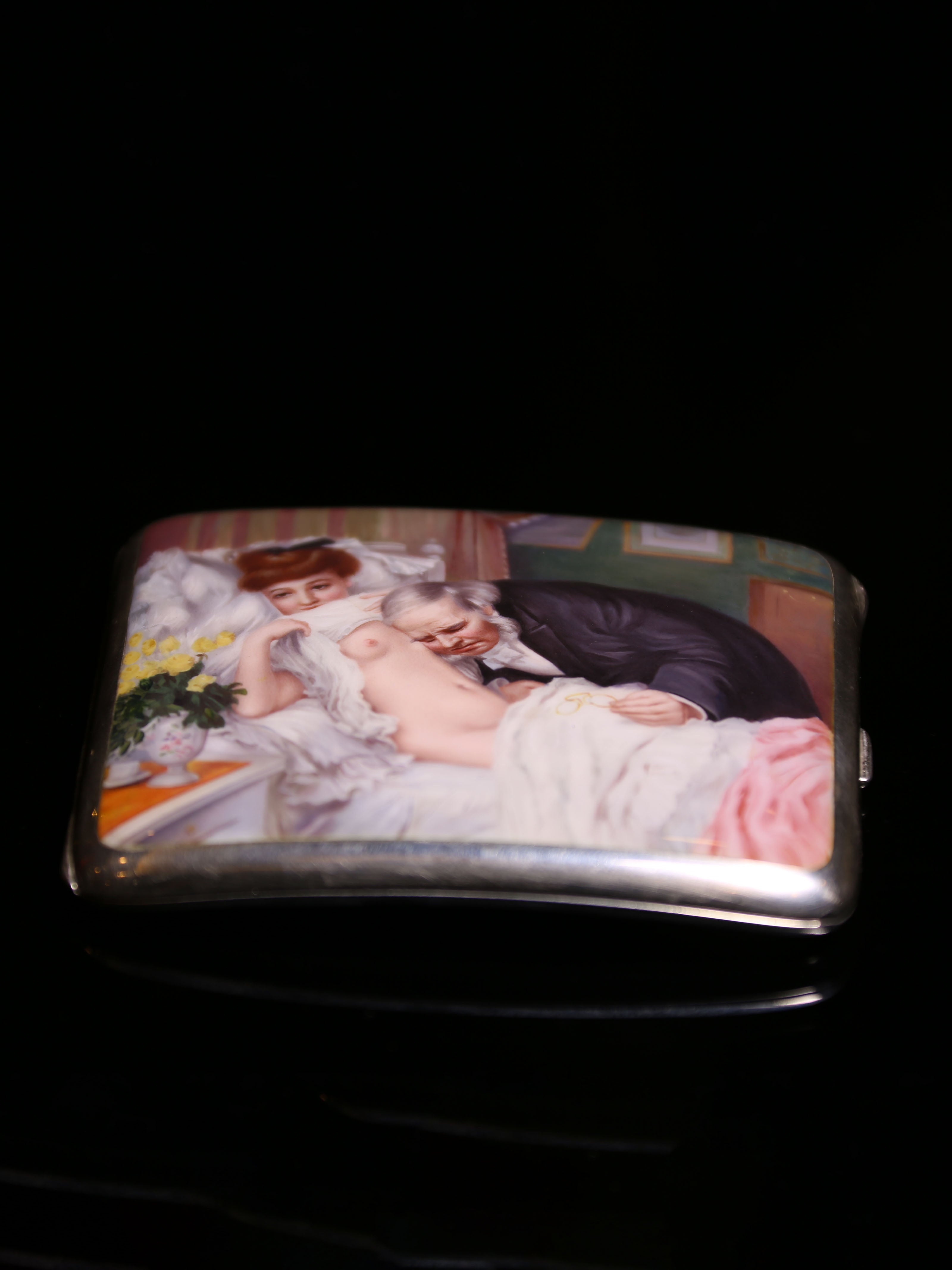 《聽診》19世紀英國琺瑯彩繪製純銀煙盒