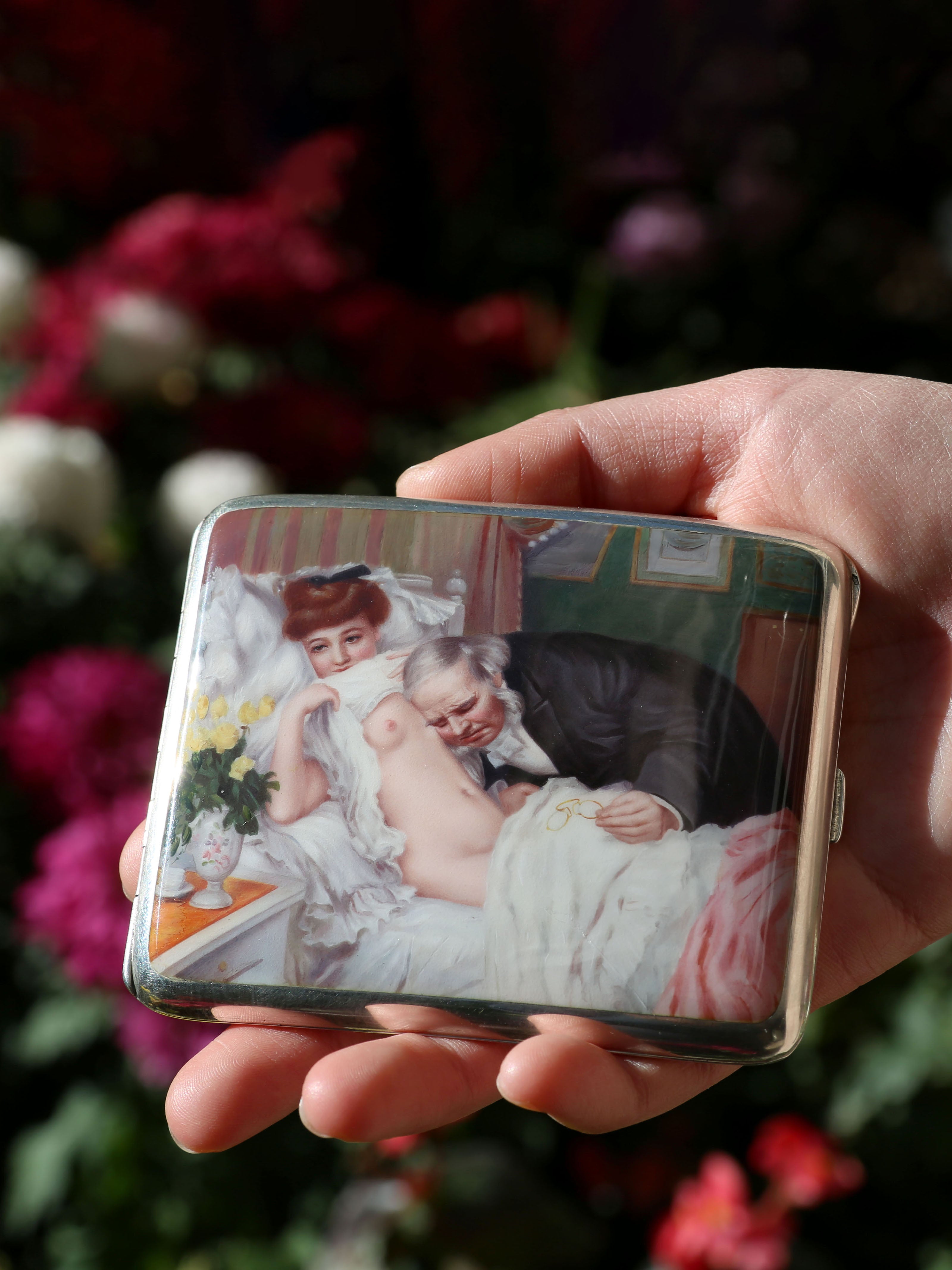 《聽診》19世紀英國琺瑯彩繪製純銀煙盒