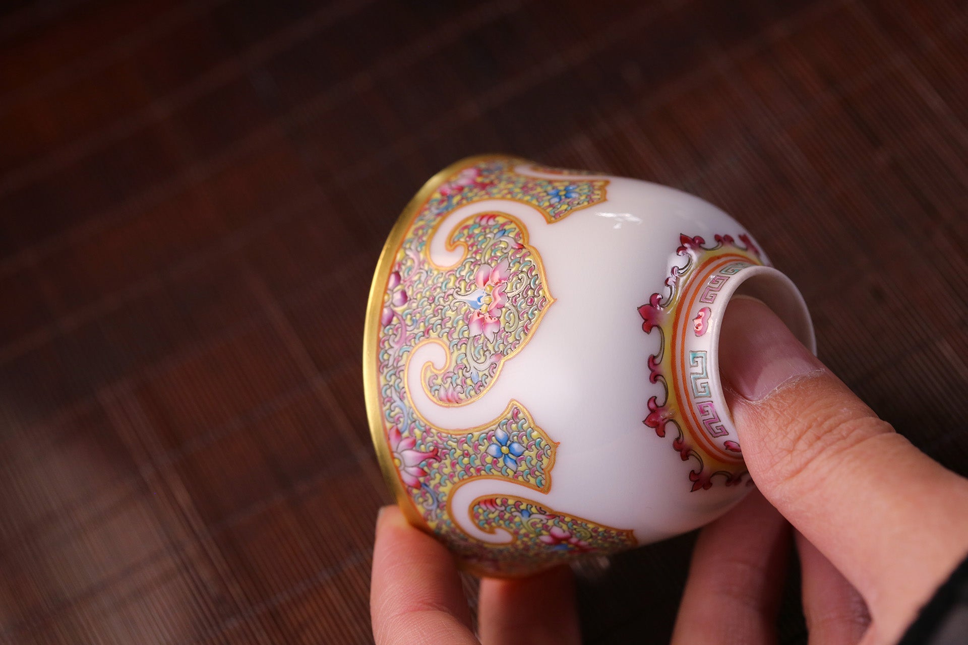 大雅斋珐琅彩卷如意纹茶器