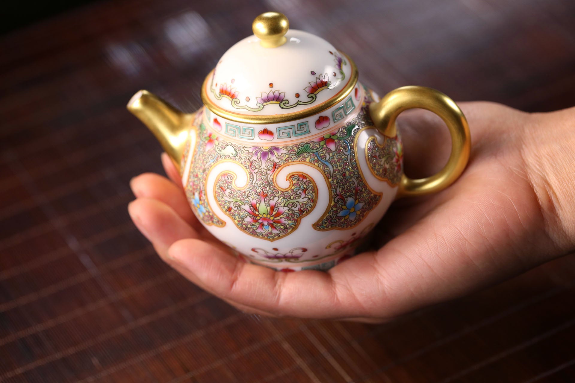 大雅斋珐琅彩卷如意纹茶器