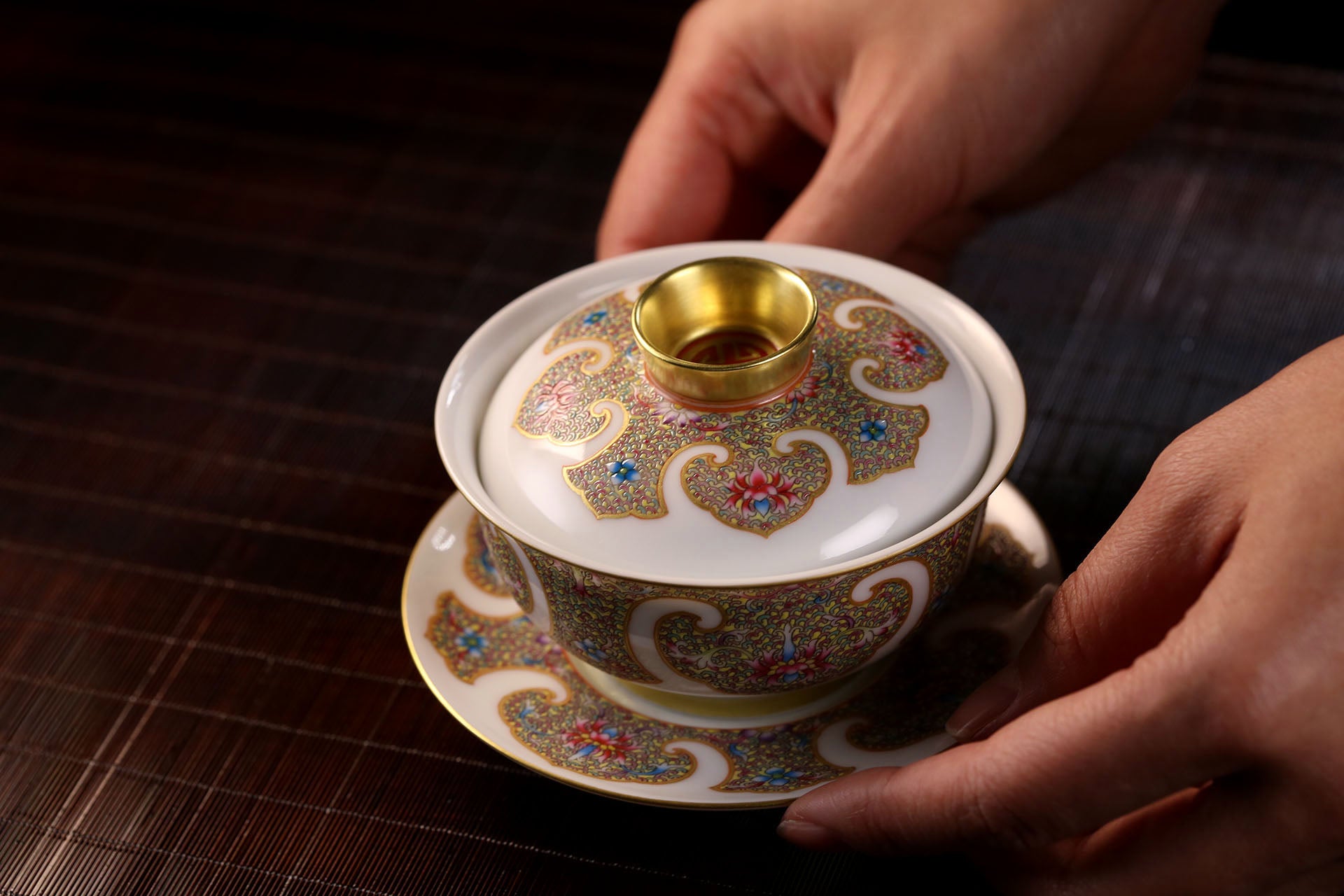 大雅斋珐琅彩卷如意纹茶器