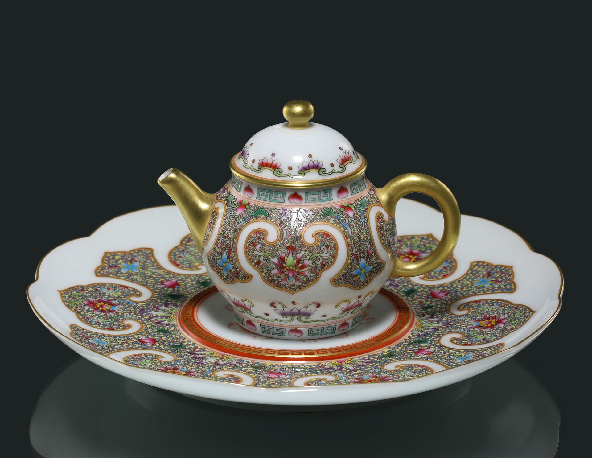 大雅斋珐琅彩卷如意纹茶器