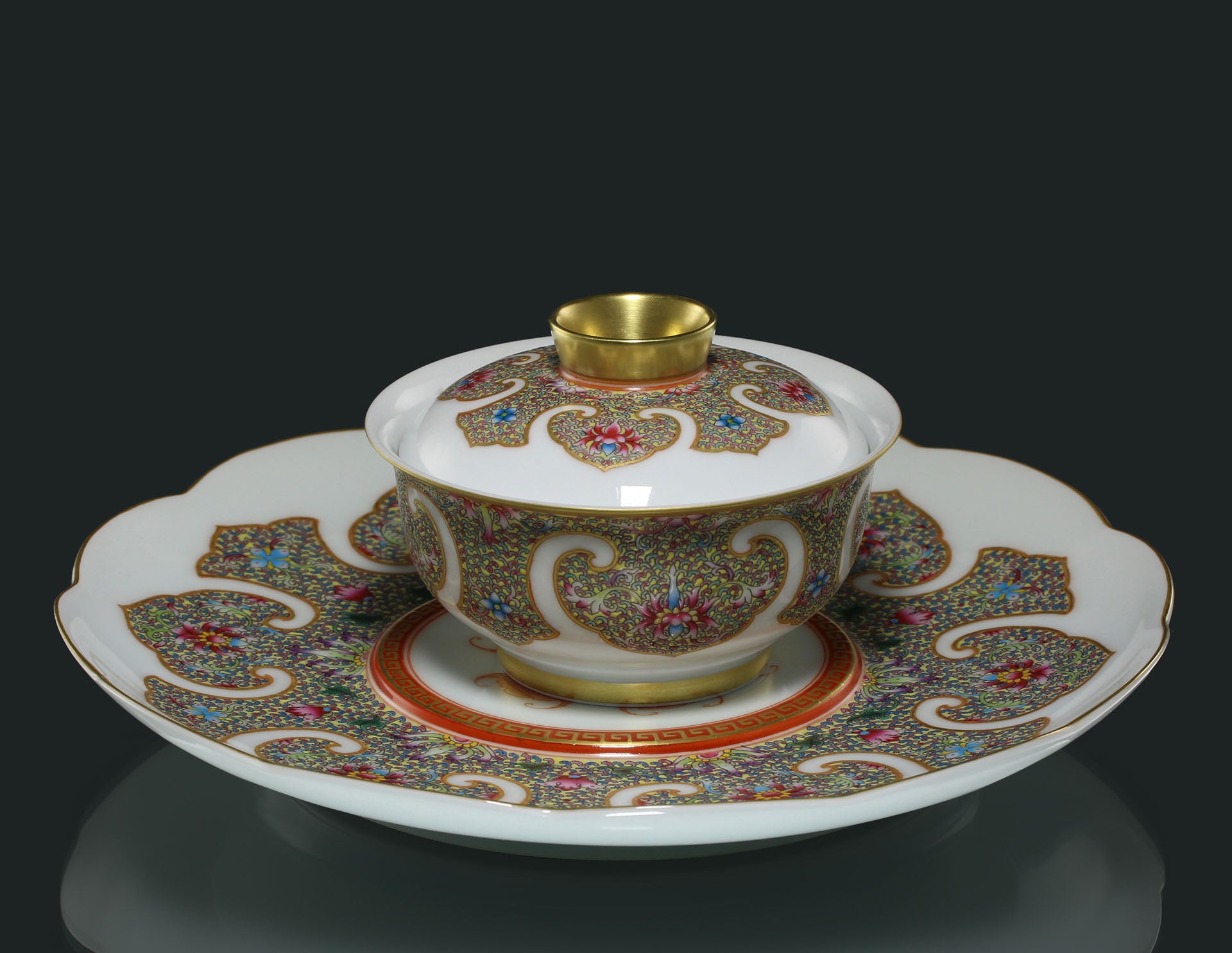 大雅斋珐琅彩卷如意纹茶器