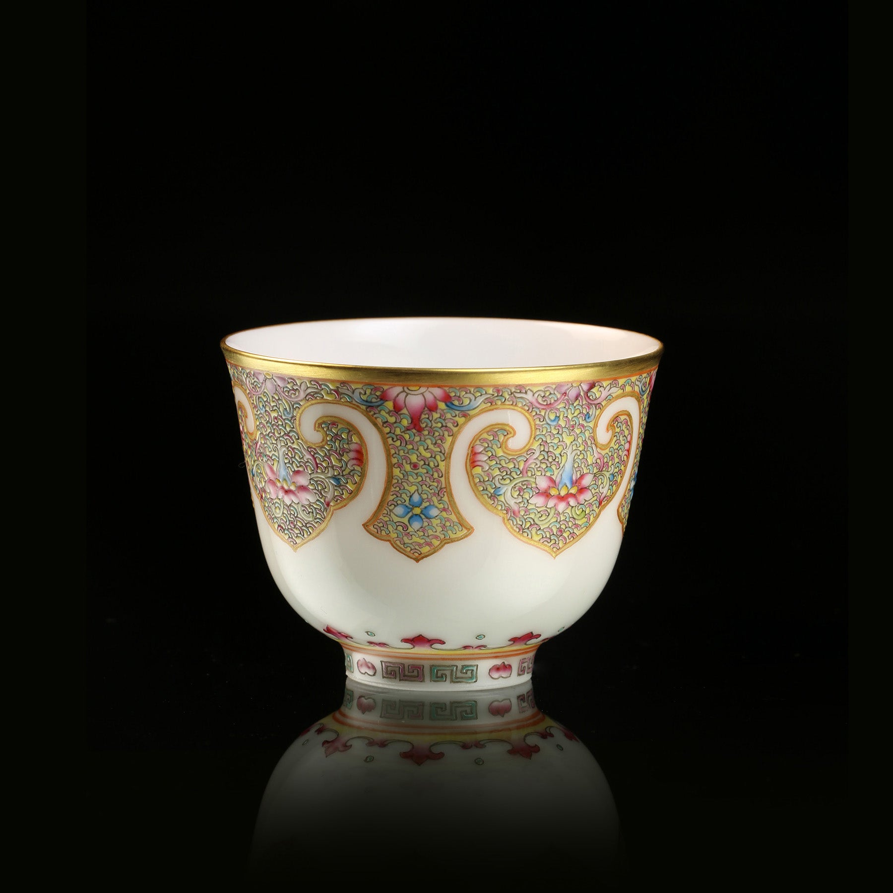 大雅斋珐琅彩卷如意纹茶器