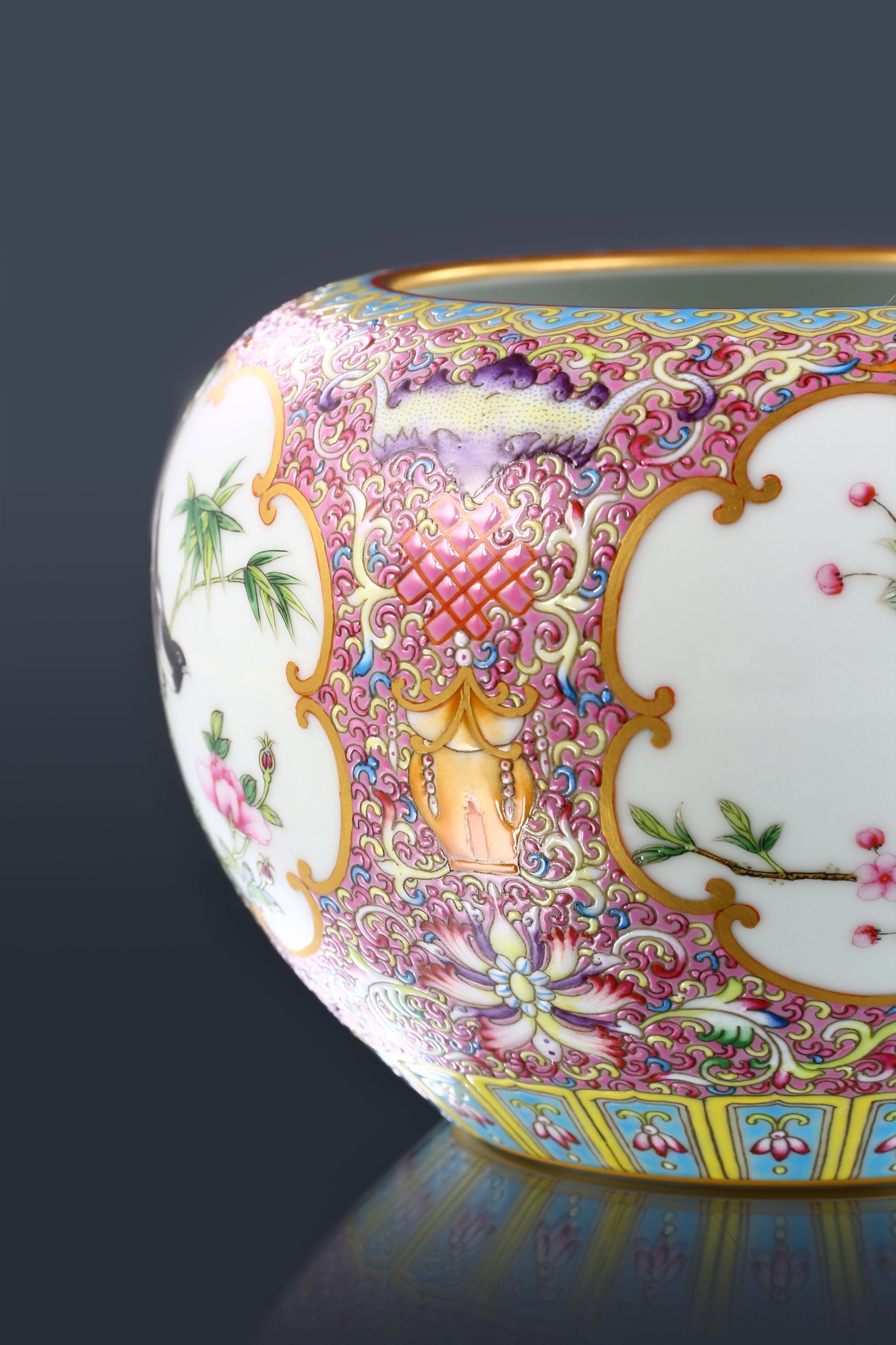 珐琅彩四开窗花鸟建水