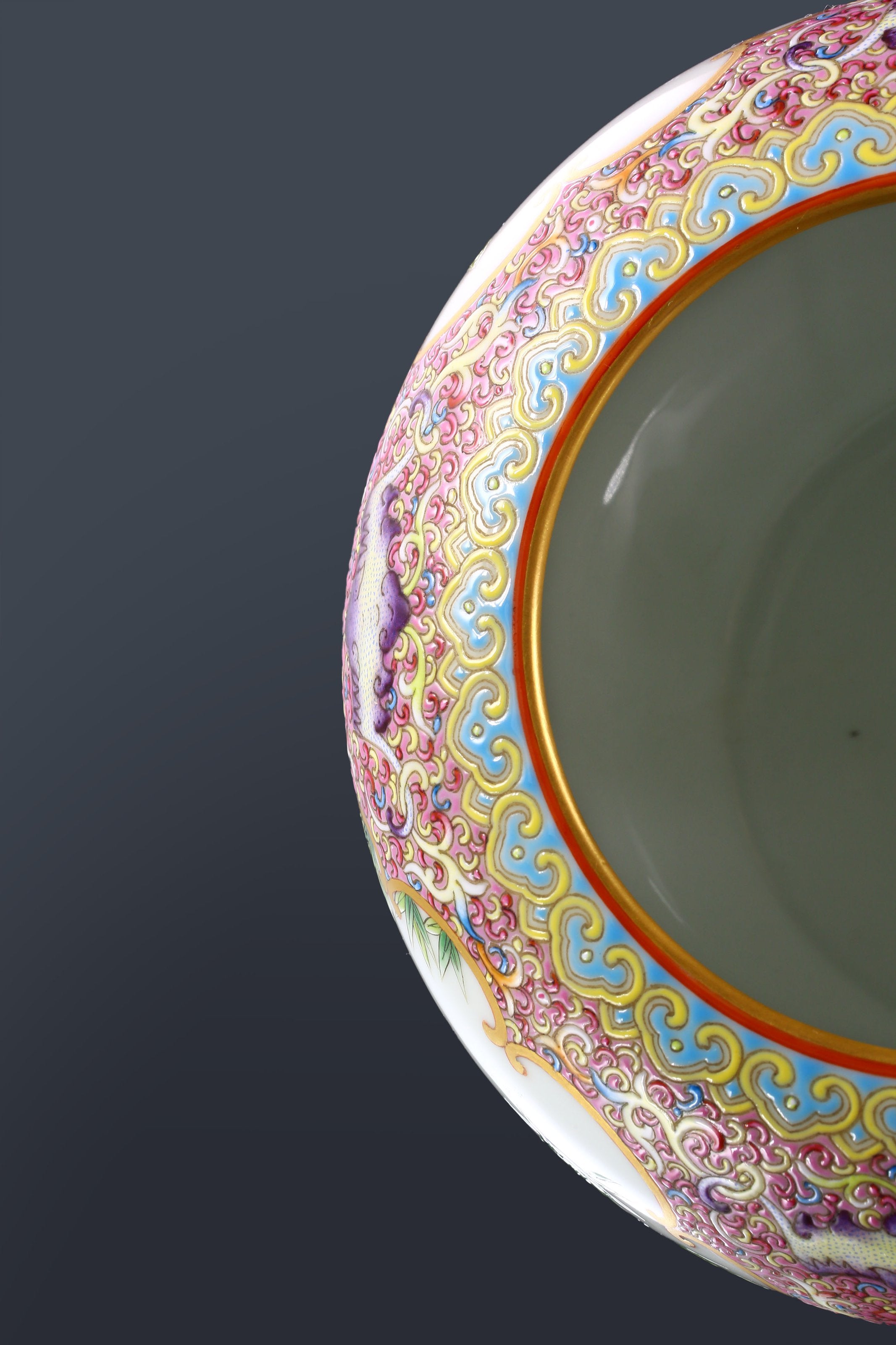 珐琅彩四开窗花鸟建水