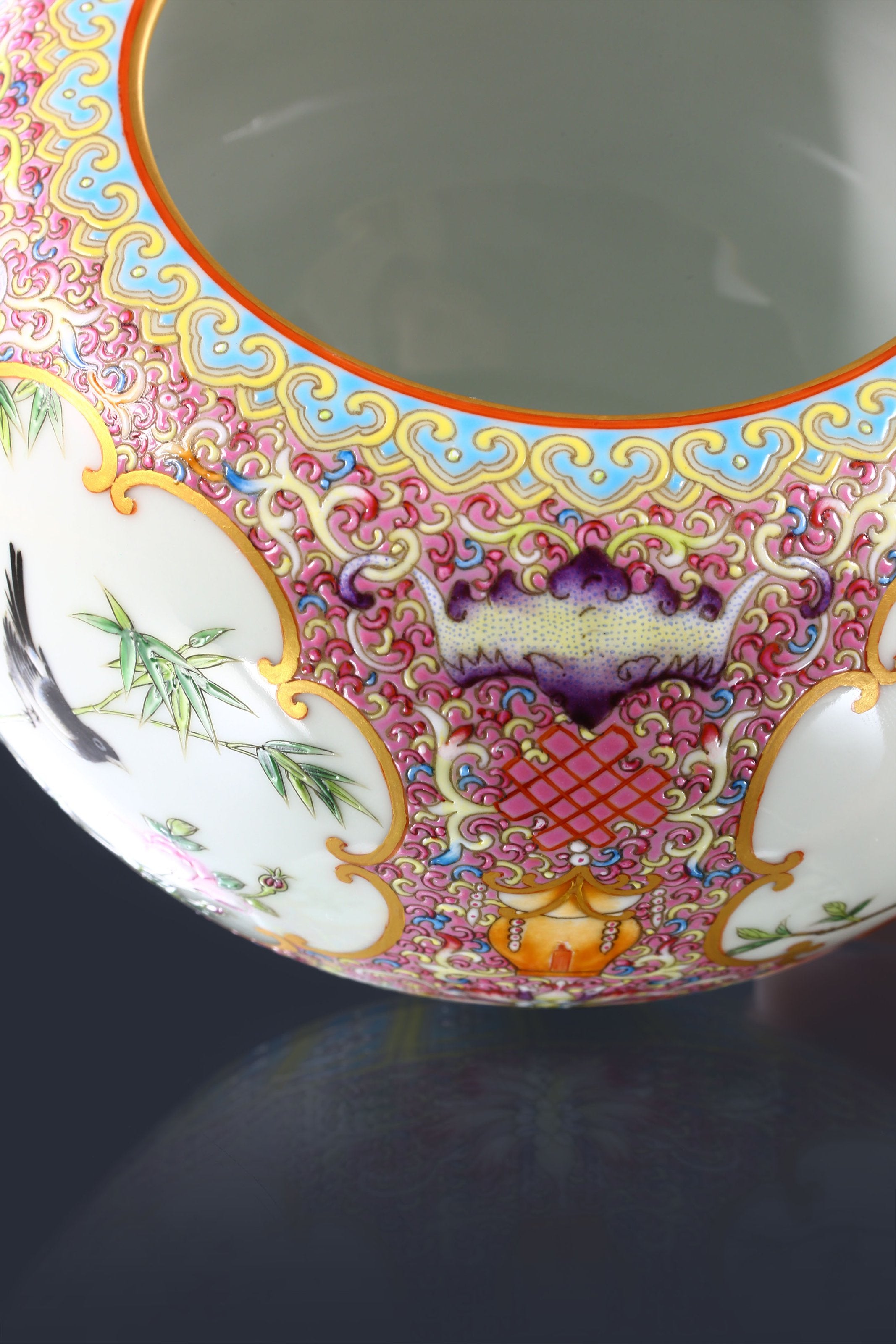 珐琅彩四开窗花鸟建水