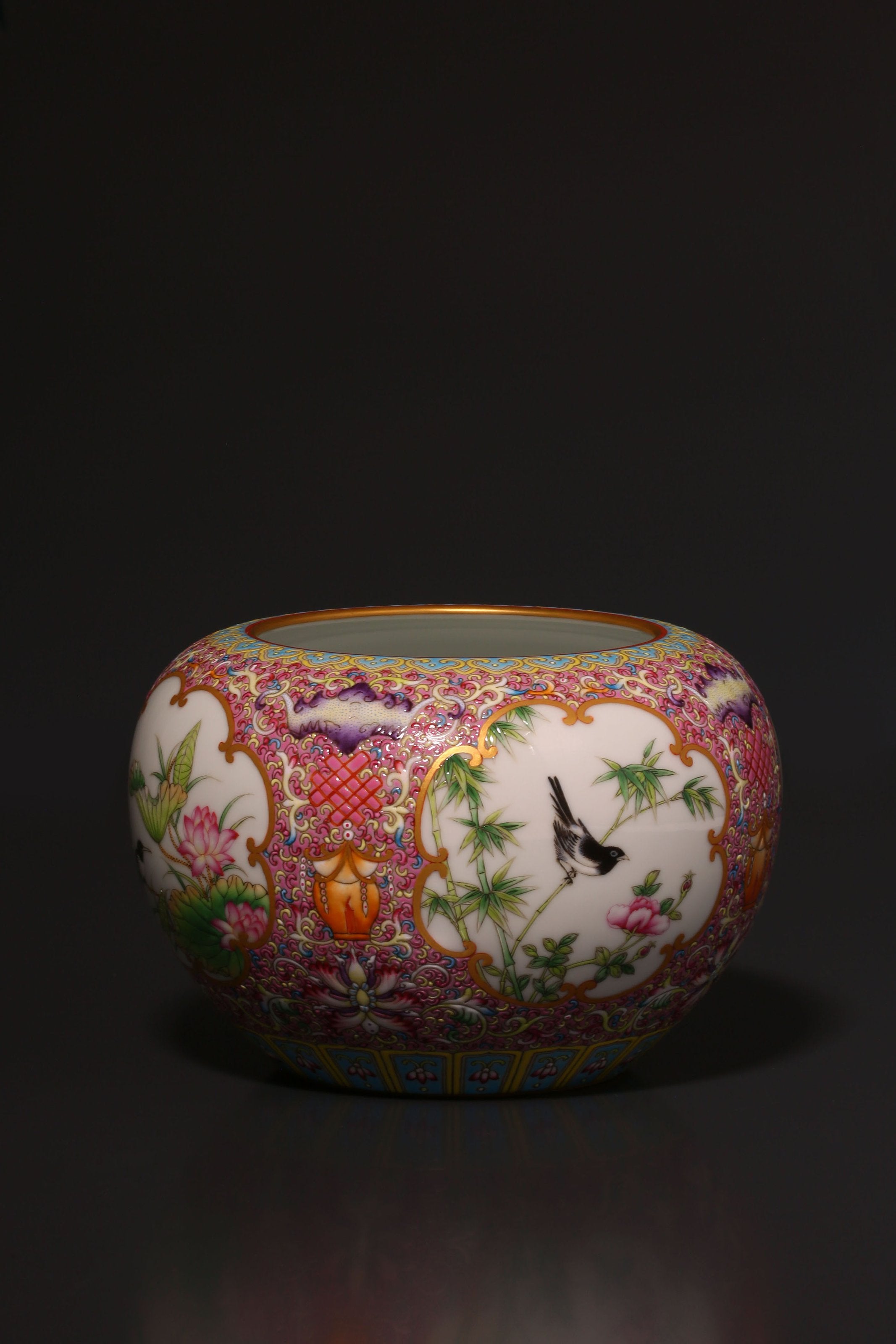 珐琅彩四开窗花鸟建水