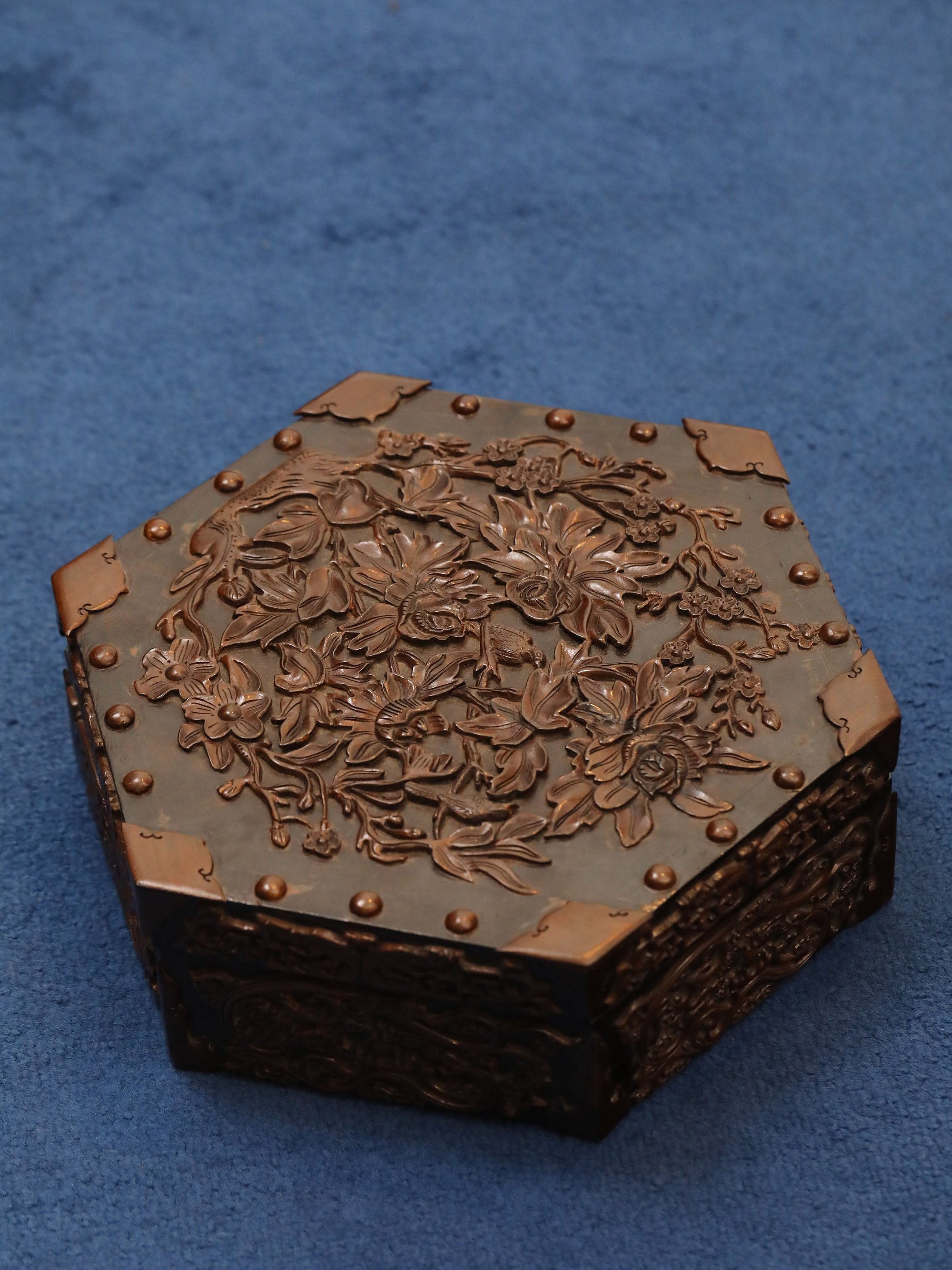 芙蓉花鸟纹六角果盒