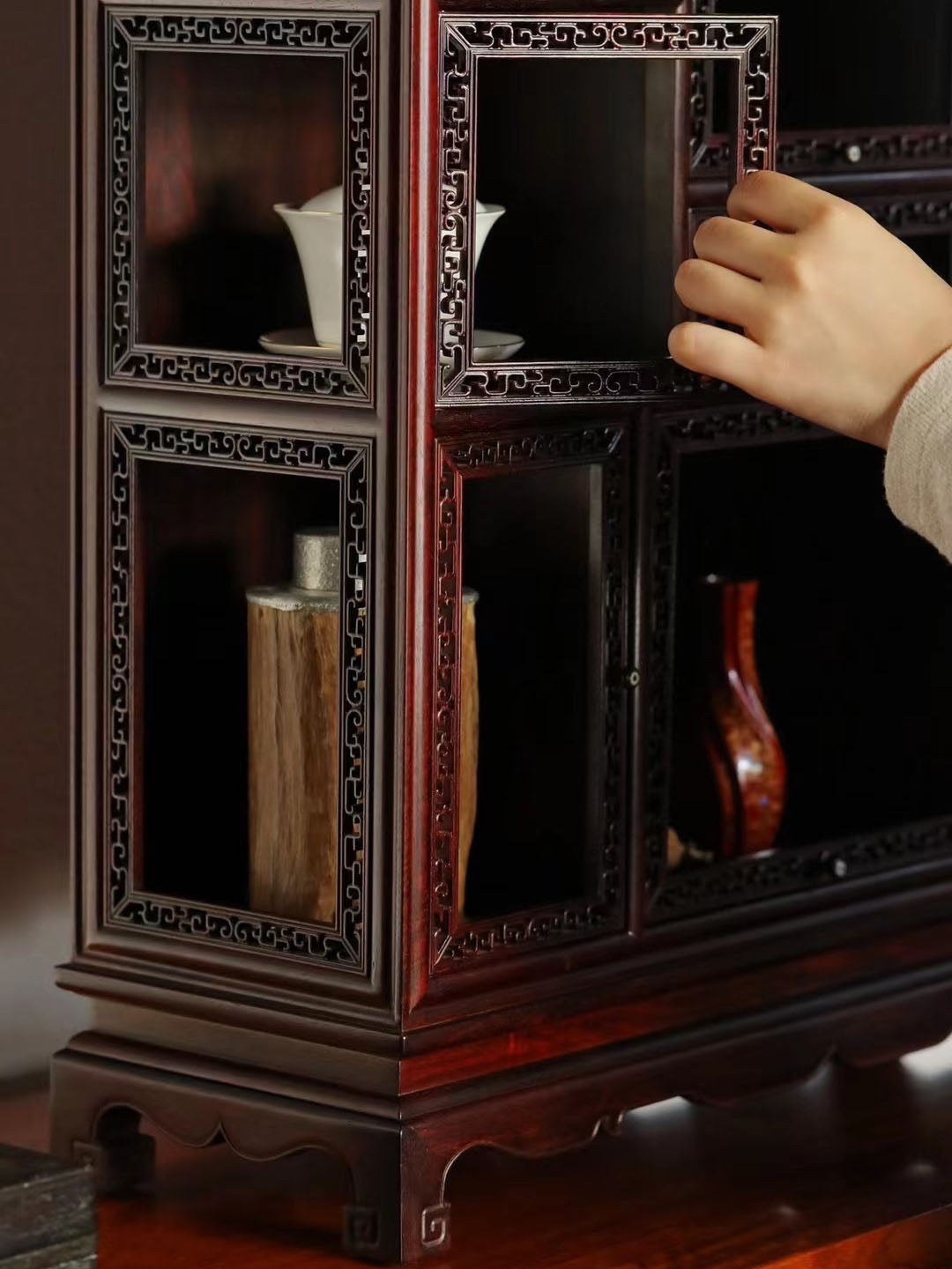 小叶紫檀拐子龙多宝茶柜