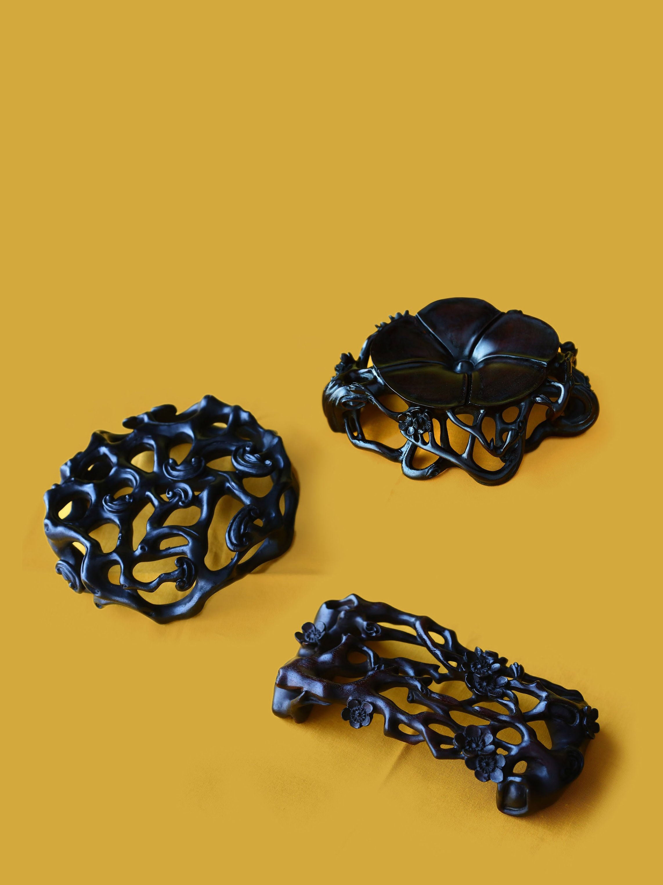 红木梅花、灵芝、海棠纹底托三支