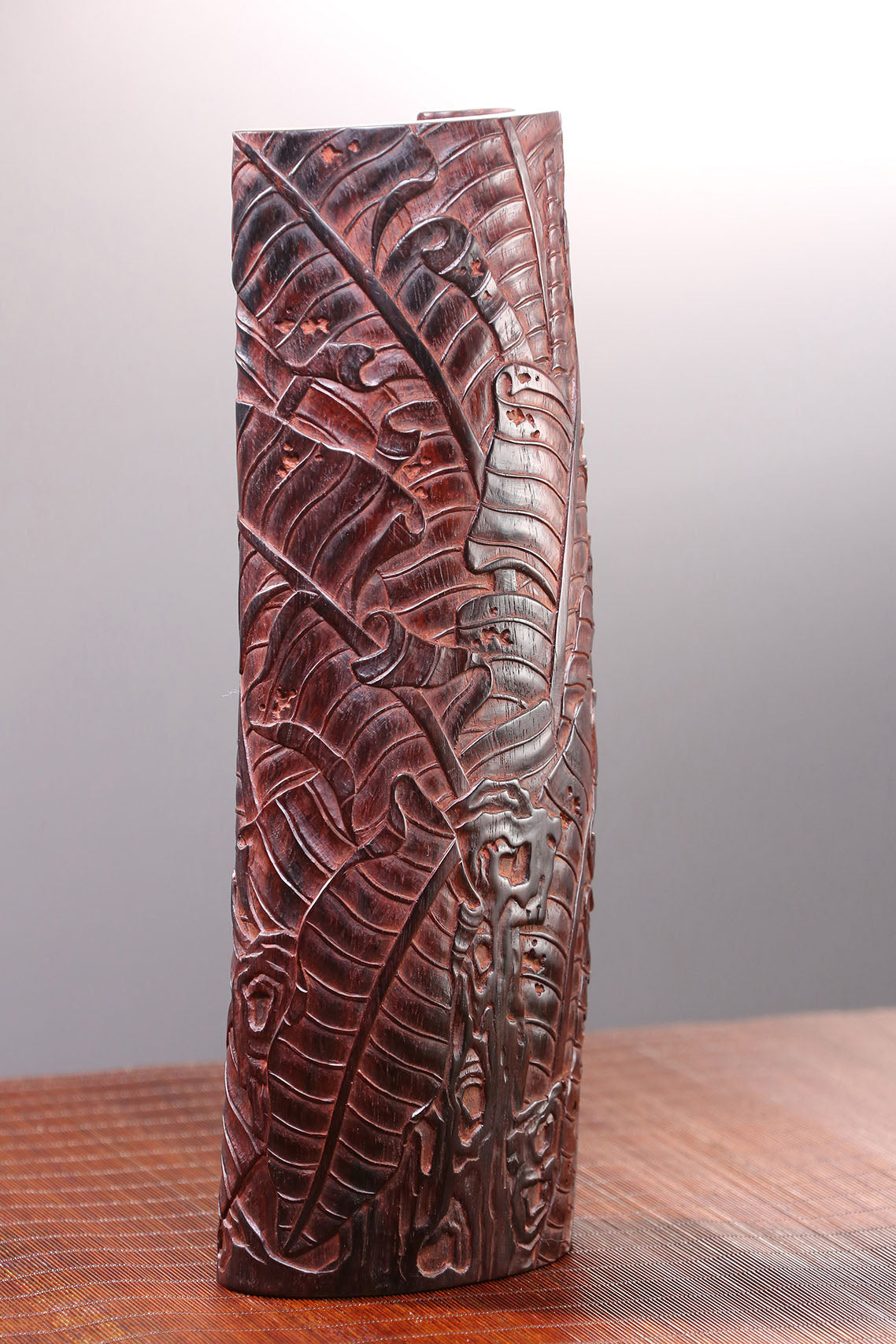 海南黄花梨雕芭蕉叶臂格