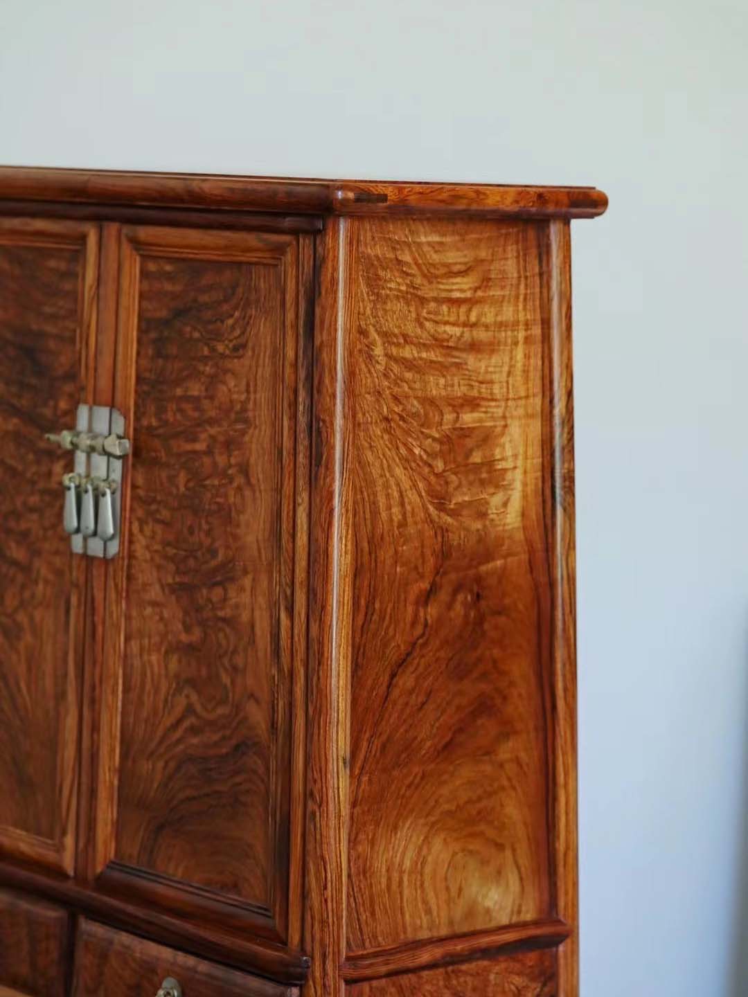 黄花梨圆角案上茶边柜