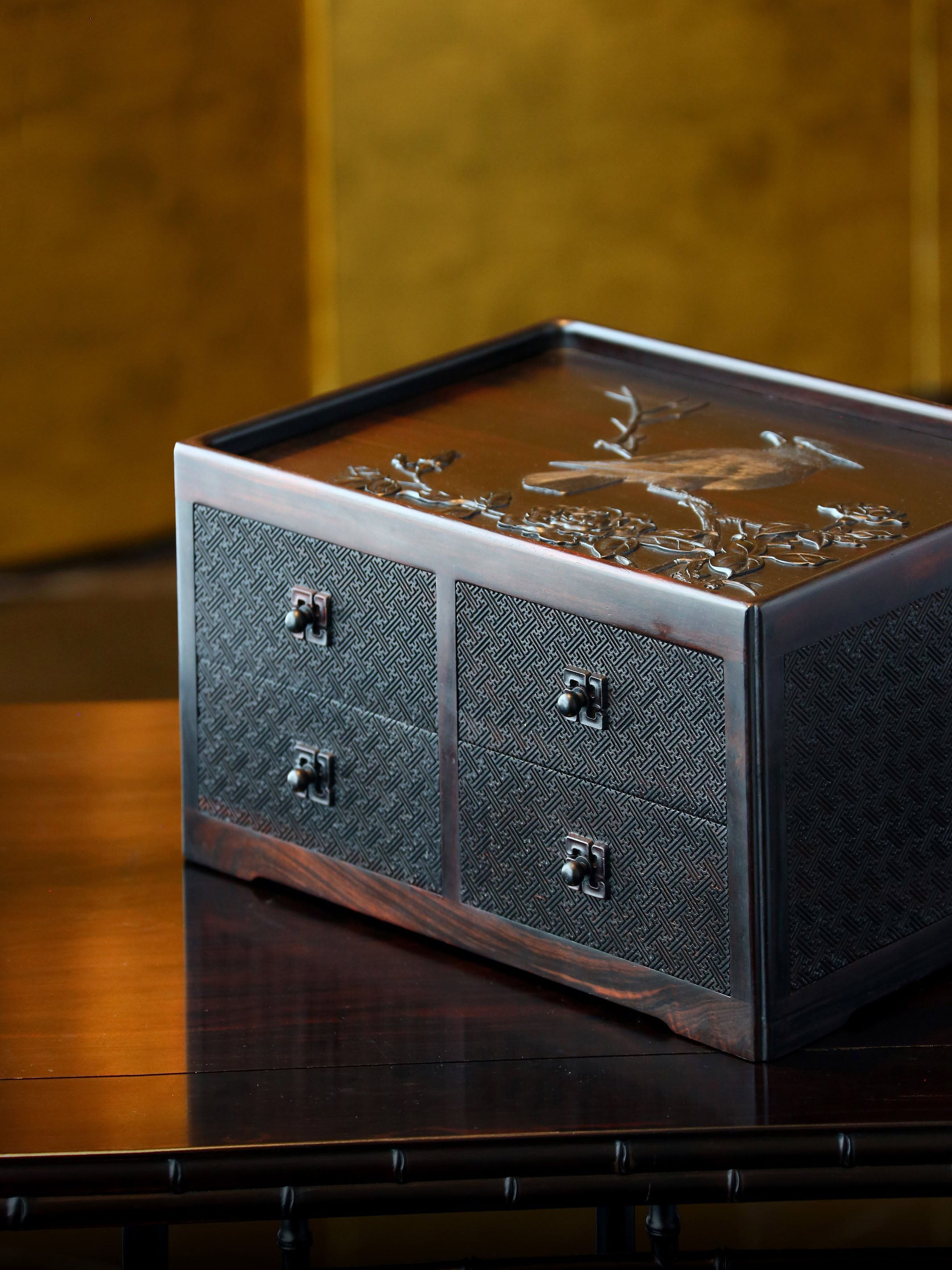 大叶紫檀丝翎檀雕戴胜登枝万字纹四屉茶盒