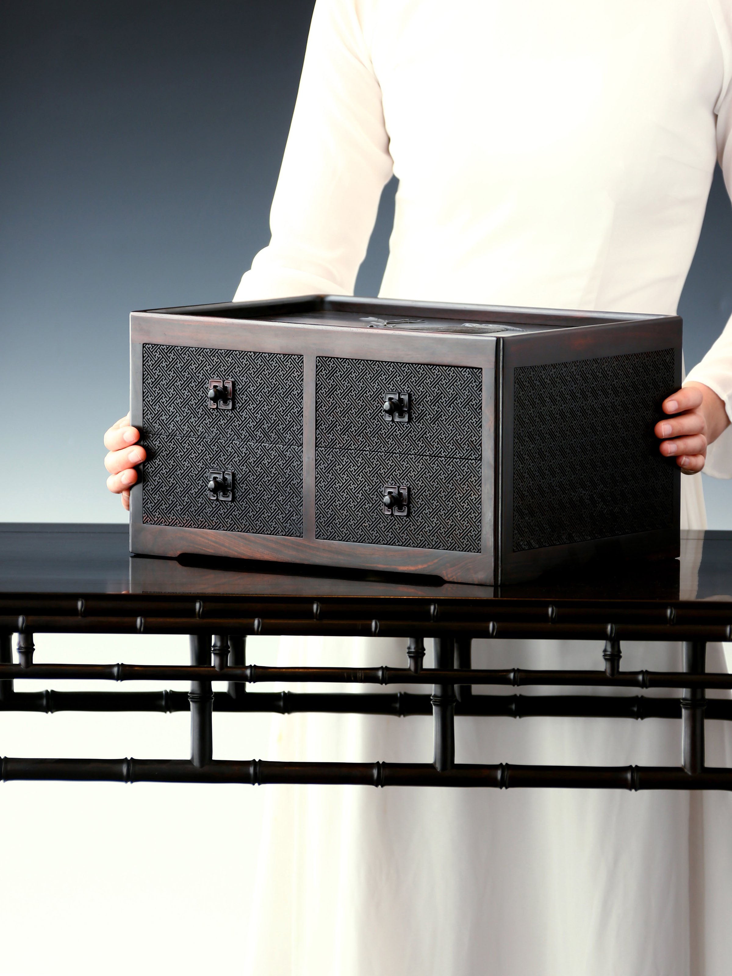 大叶紫檀丝翎檀雕戴胜登枝万字纹四屉茶盒