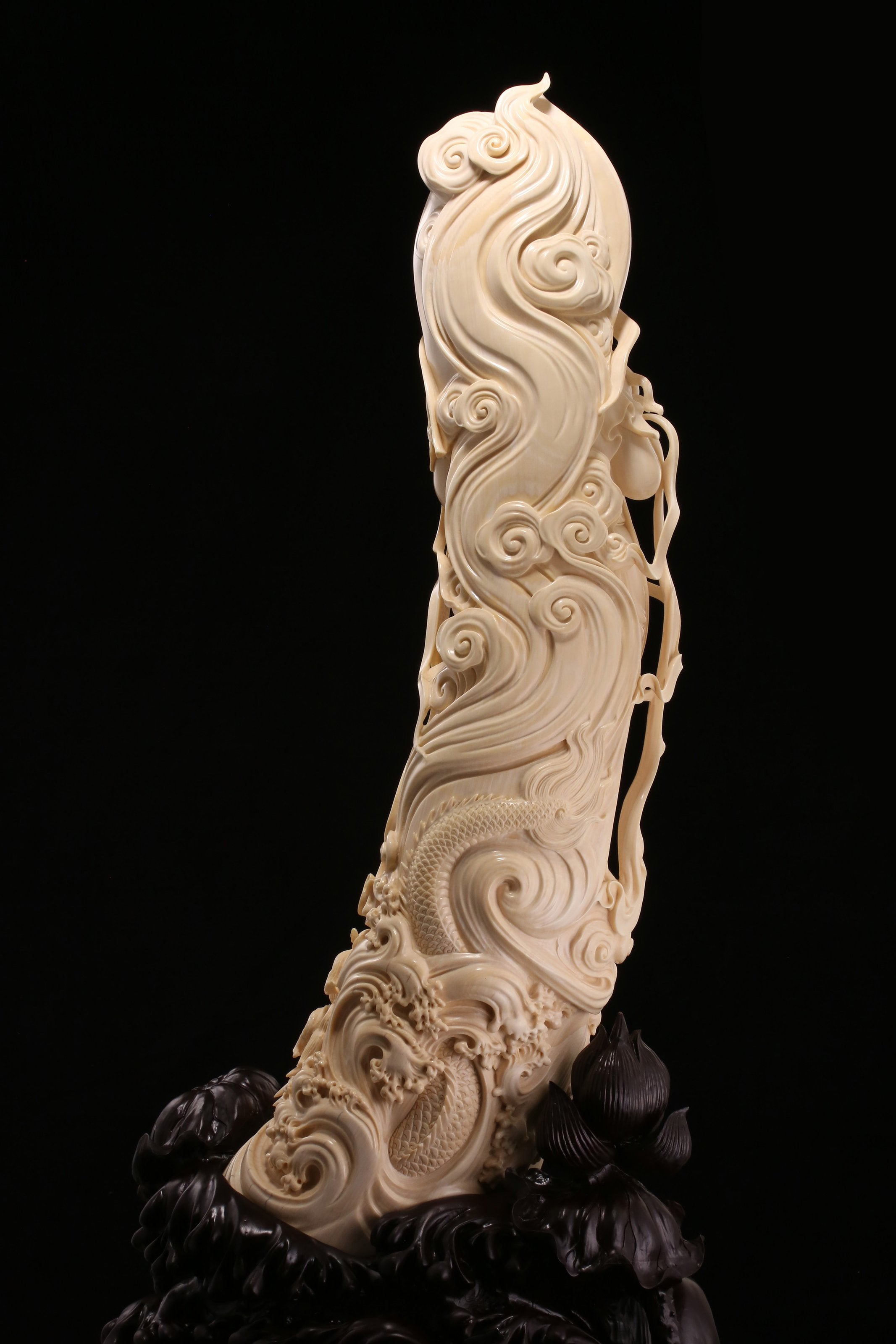 手持莲花驭龙观音