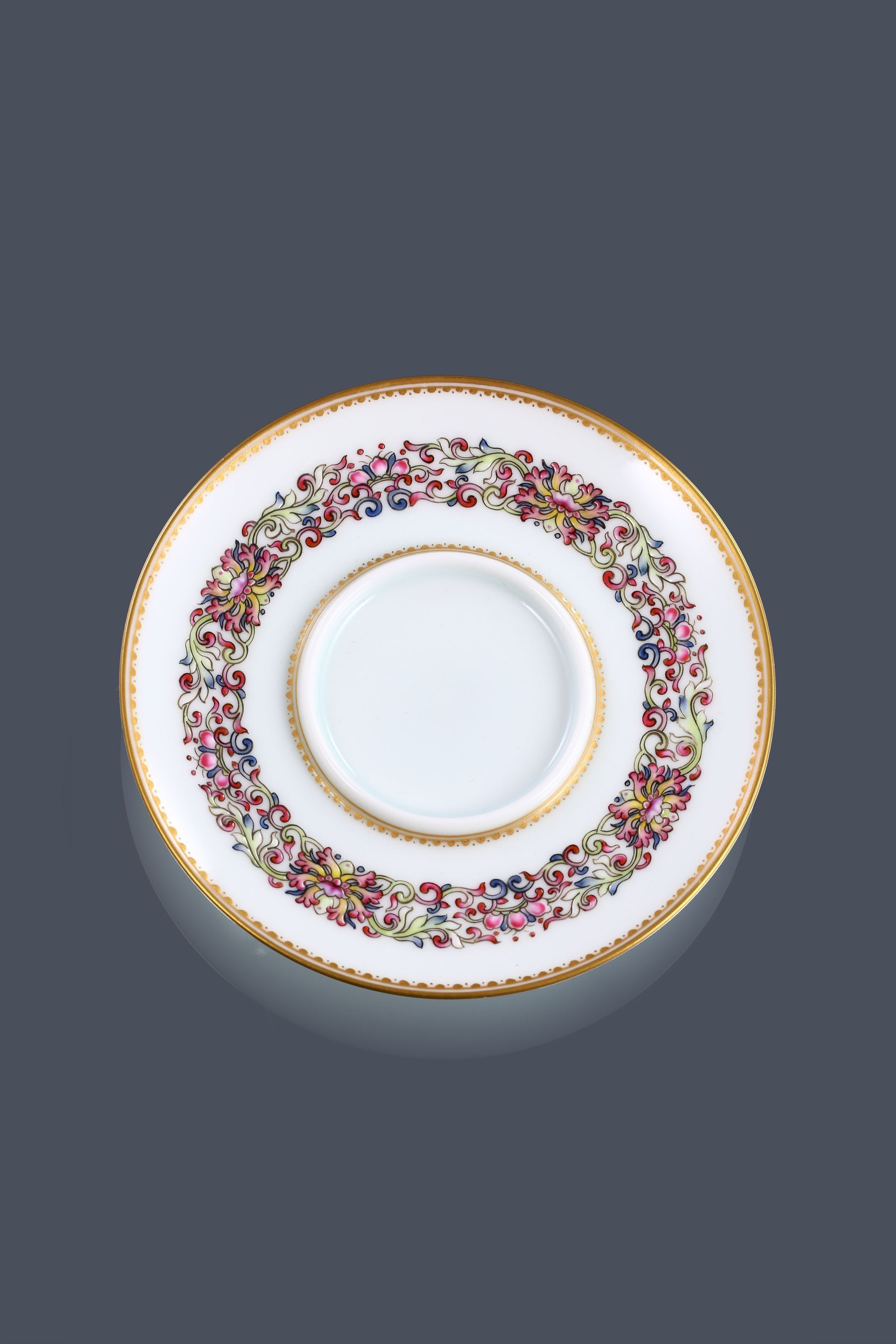 Gilded Rim Slightly Waisted Lidded Bowl / Tea Cup with Ruyi and Interlocking Scroll Patterns