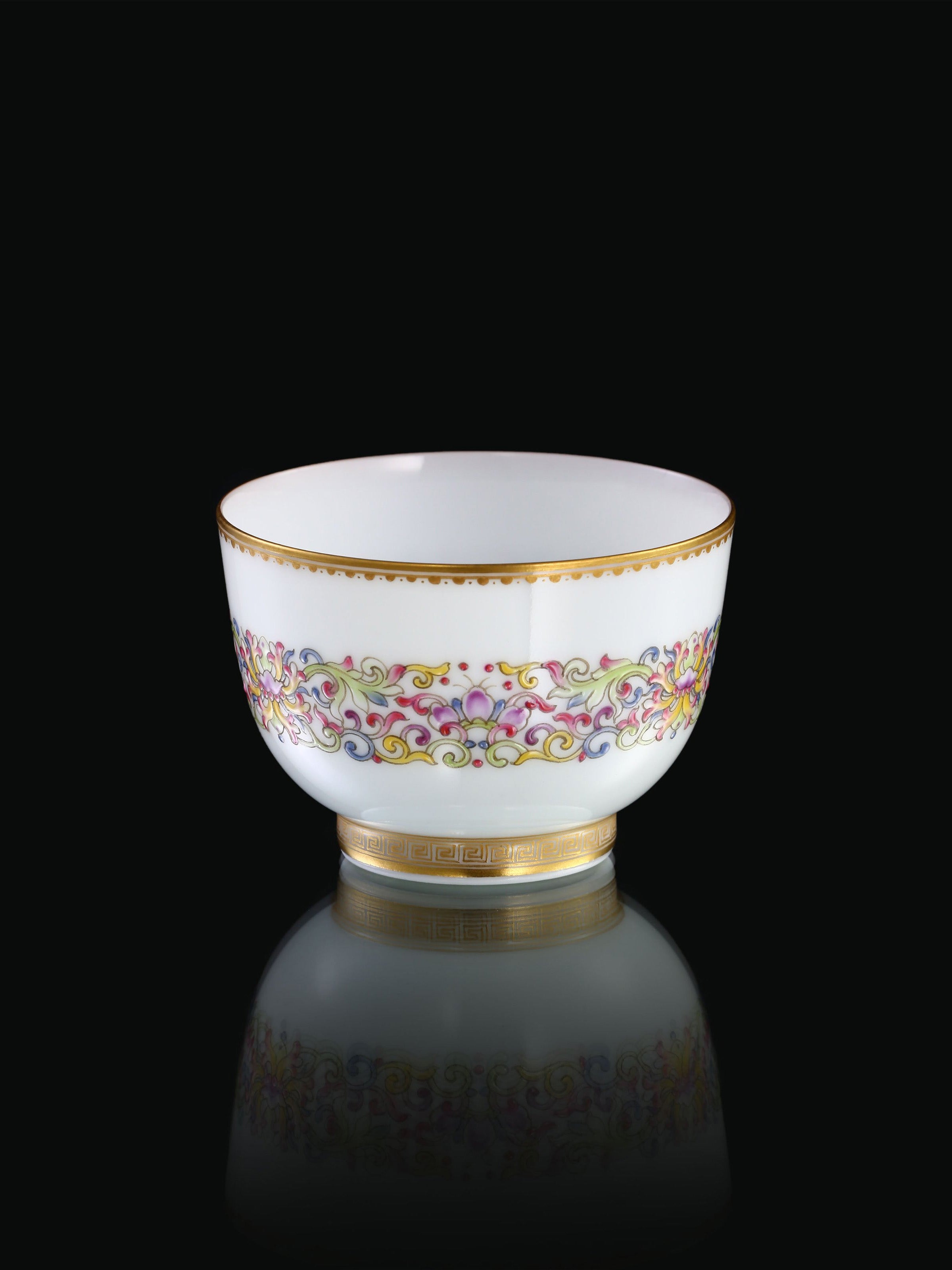 Gilded Rim Slightly Waisted Lidded Bowl / Tea Cup with Ruyi and Interlocking Scroll Patterns