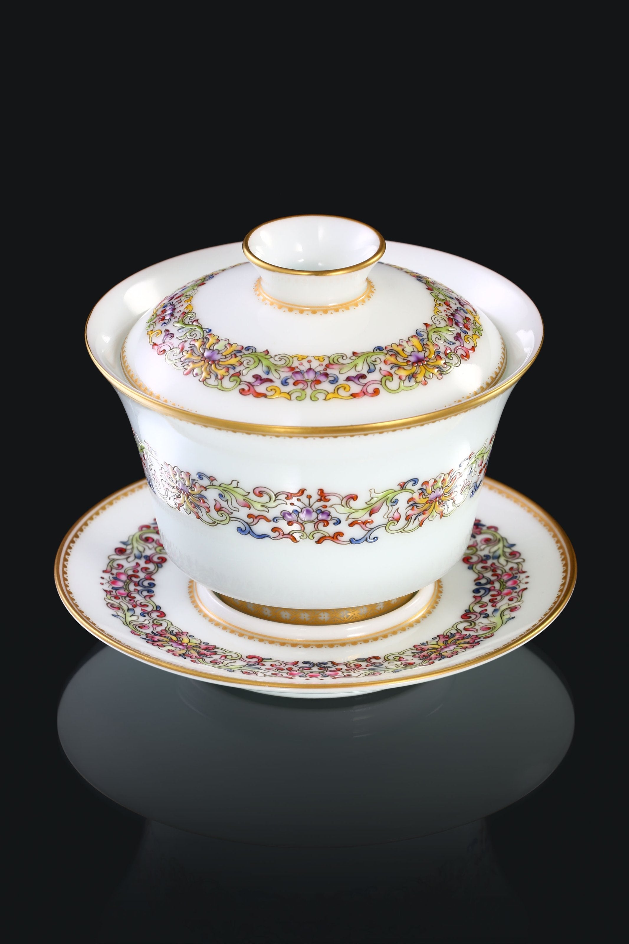 Gilded Rim Slightly Waisted Lidded Bowl / Tea Cup with Ruyi and Interlocking Scroll Patterns