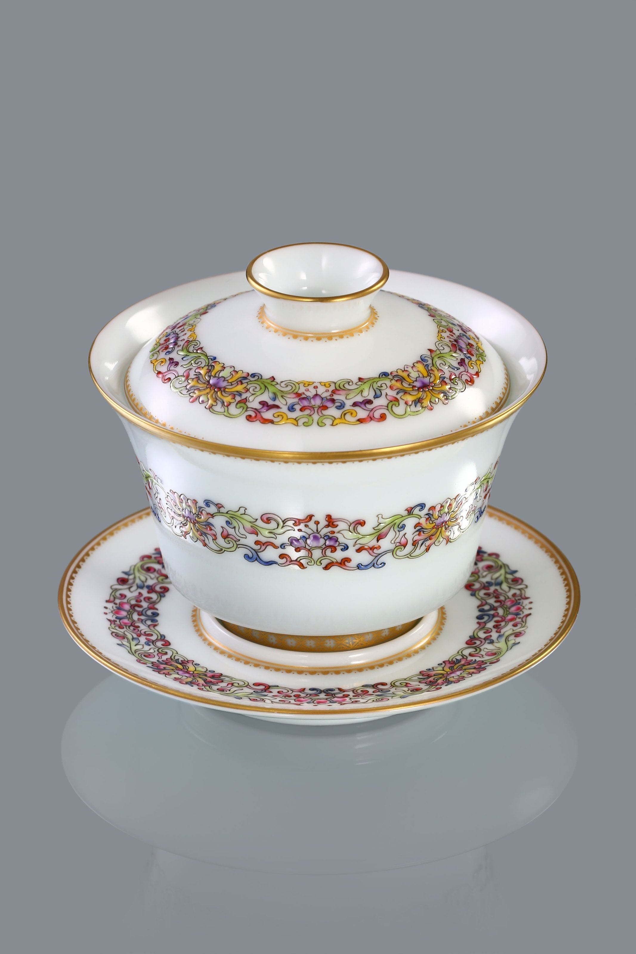 Gilded Rim Slightly Waisted Lidded Bowl / Tea Cup with Ruyi and Interlocking Scroll Patterns