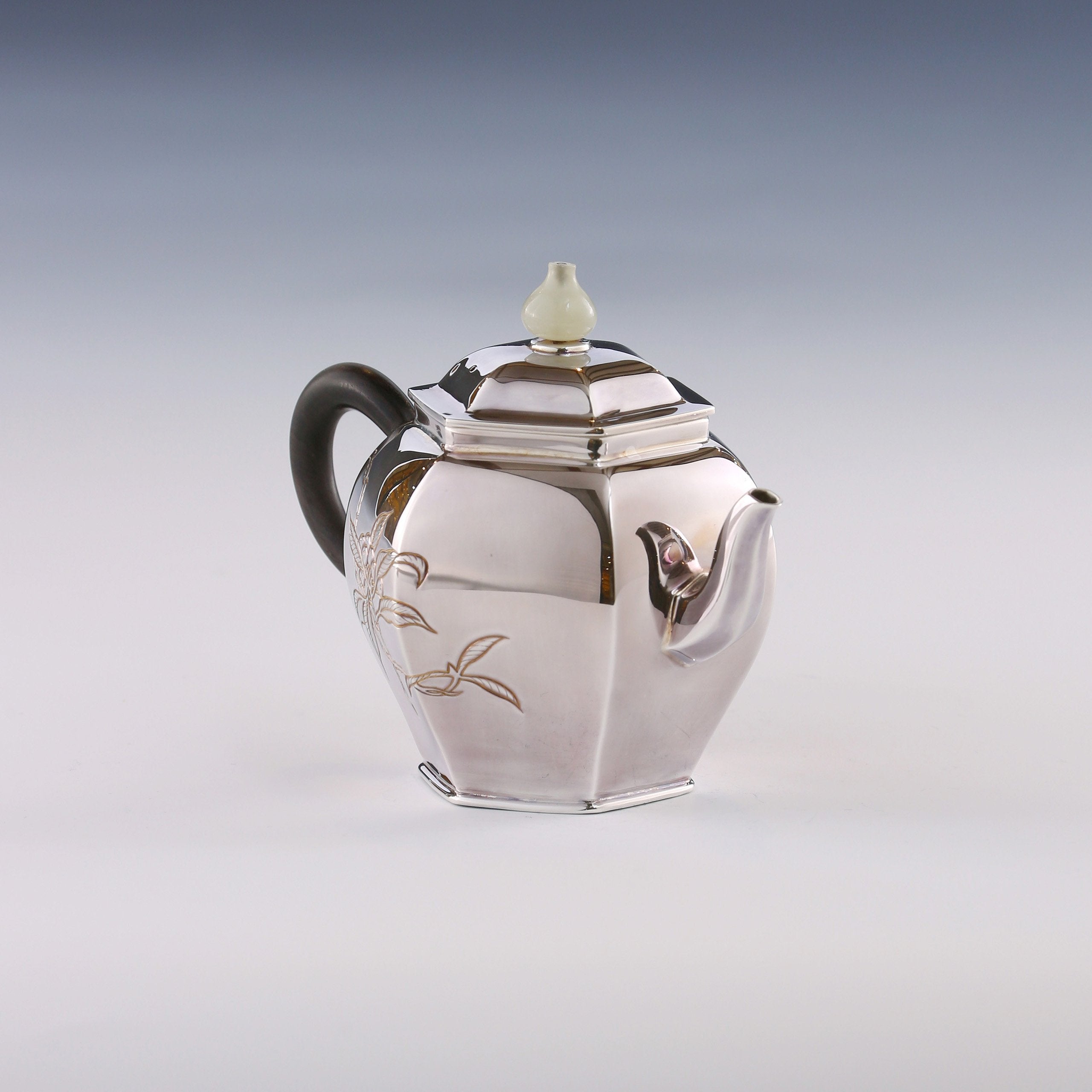 精雕枇杷六方宫灯