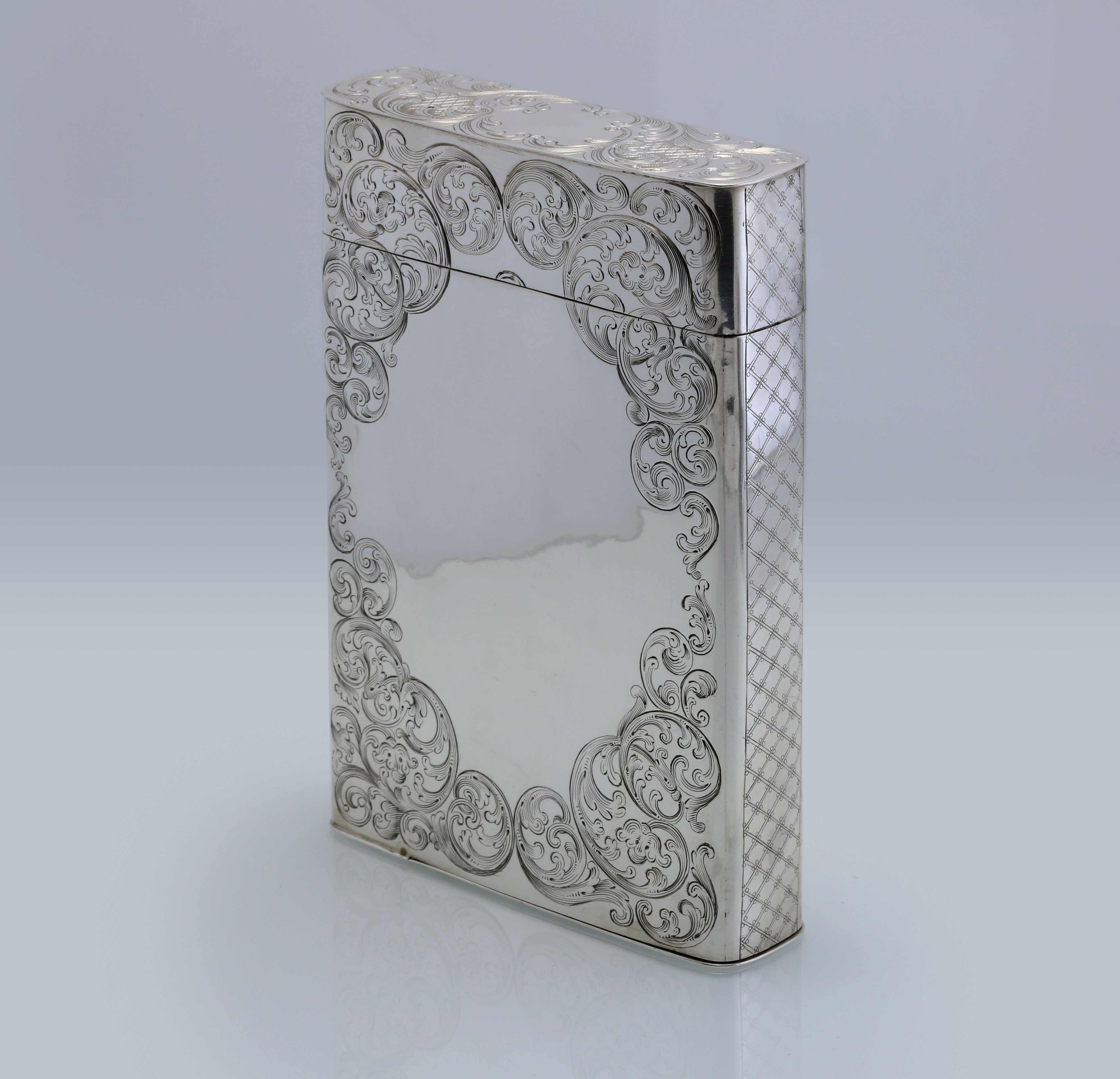 英国都柏林1867-1868年制纯银錾刻卷草纹雪茄盒
