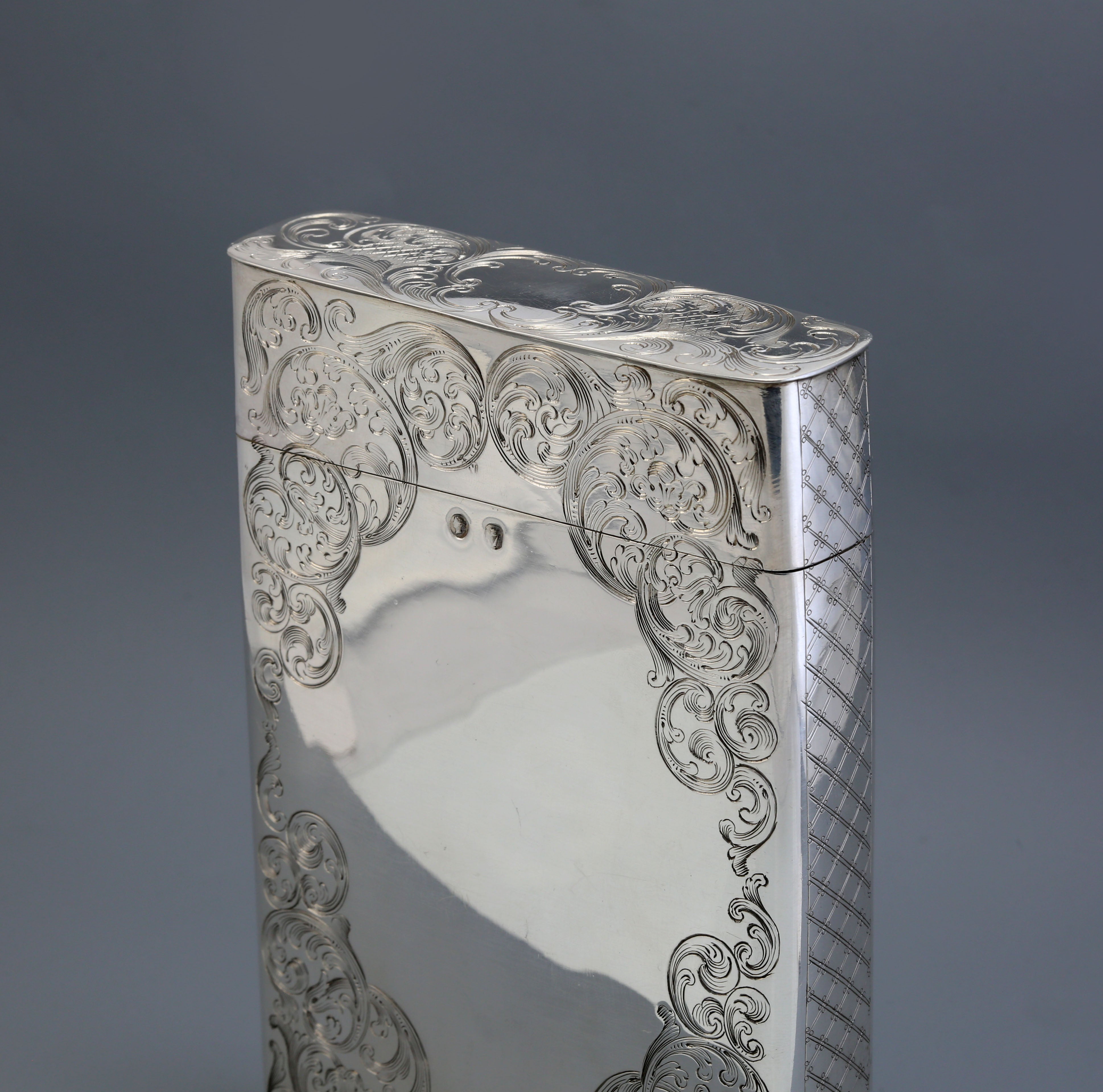 英国都柏林1867-1868年制纯银錾刻卷草纹雪茄盒