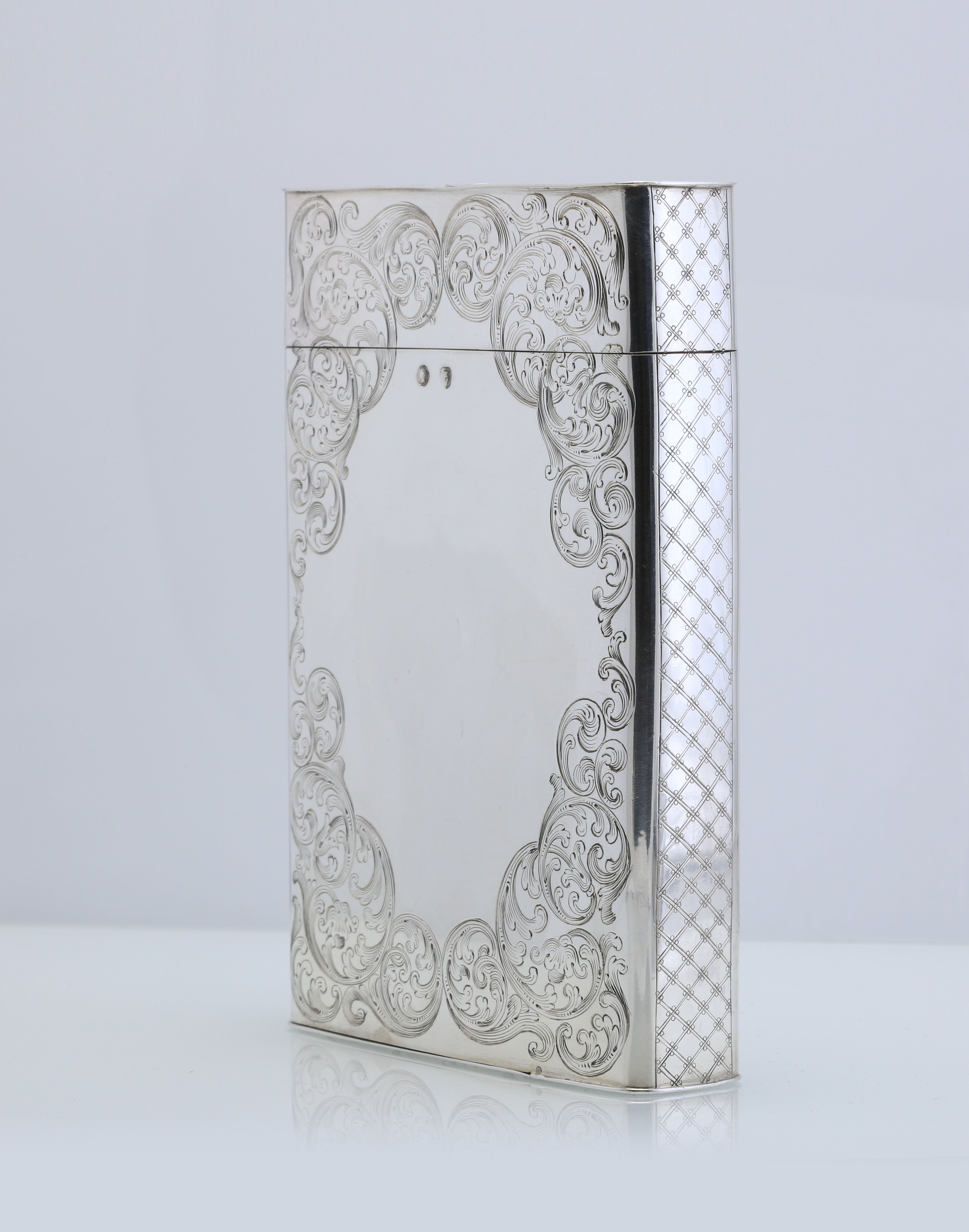 英国都柏林1867-1868年制纯银錾刻卷草纹雪茄盒