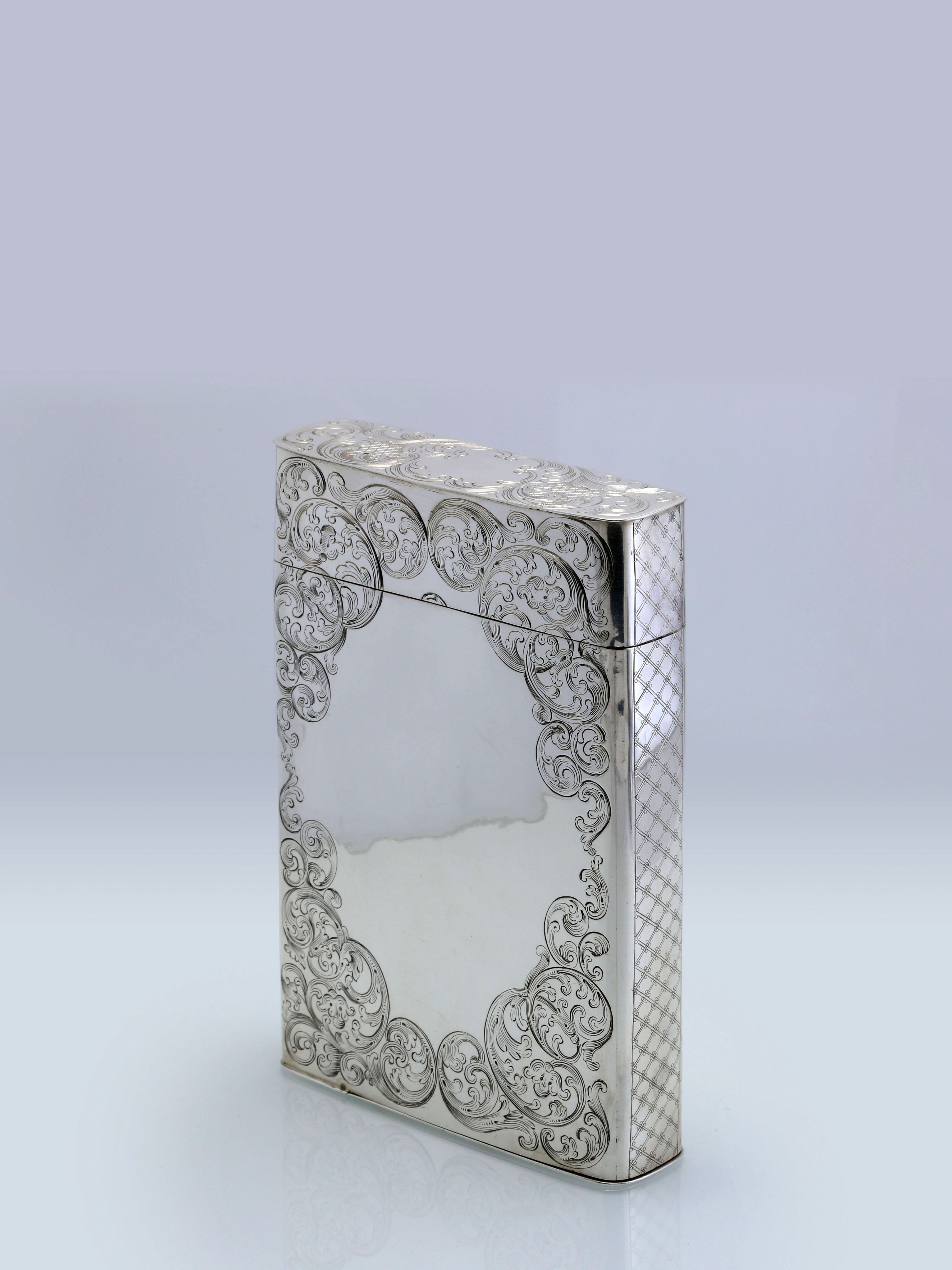 英国都柏林1867-1868年制纯银錾刻卷草纹雪茄盒