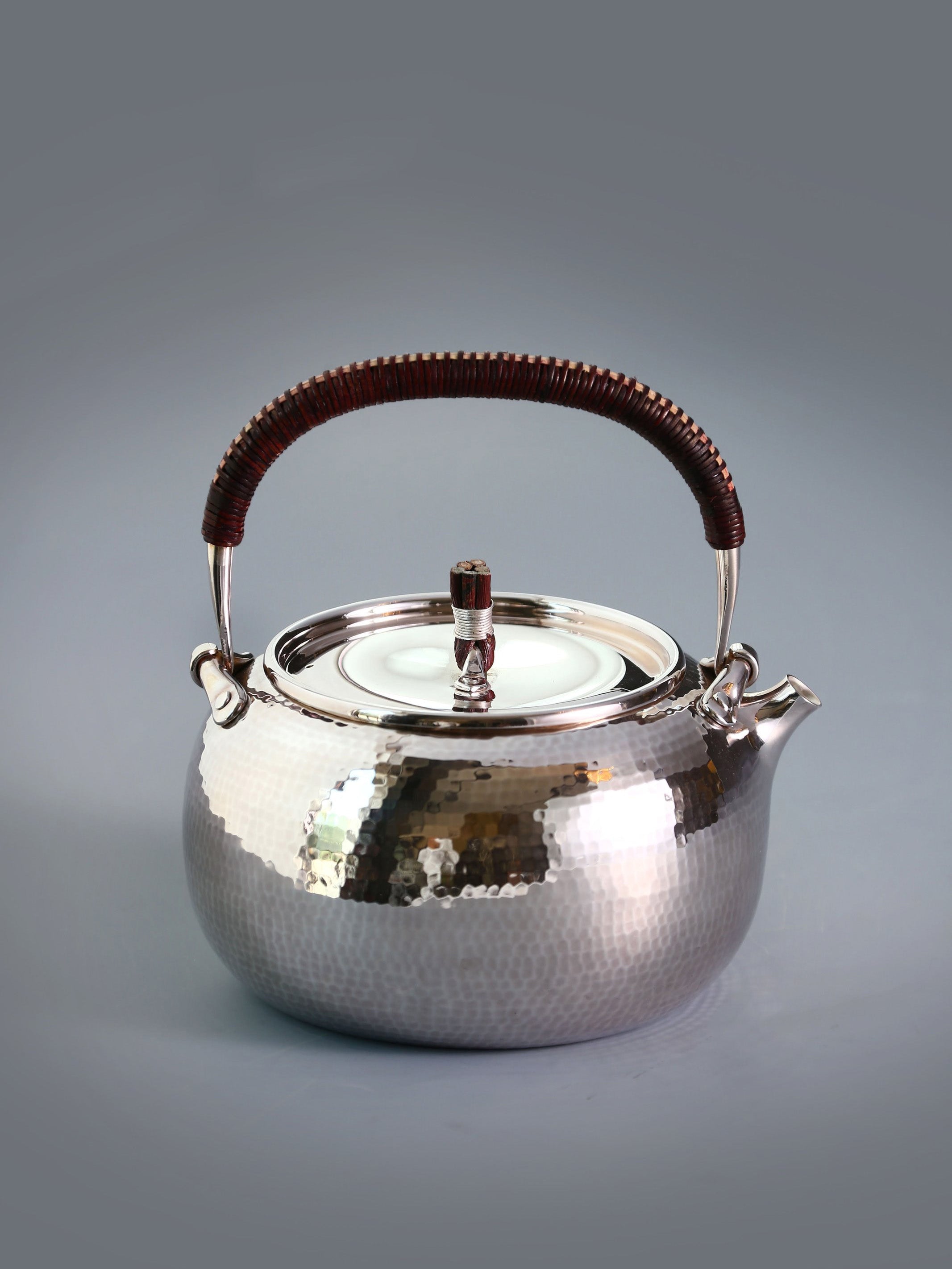 口打出齊錘紋純銀壺