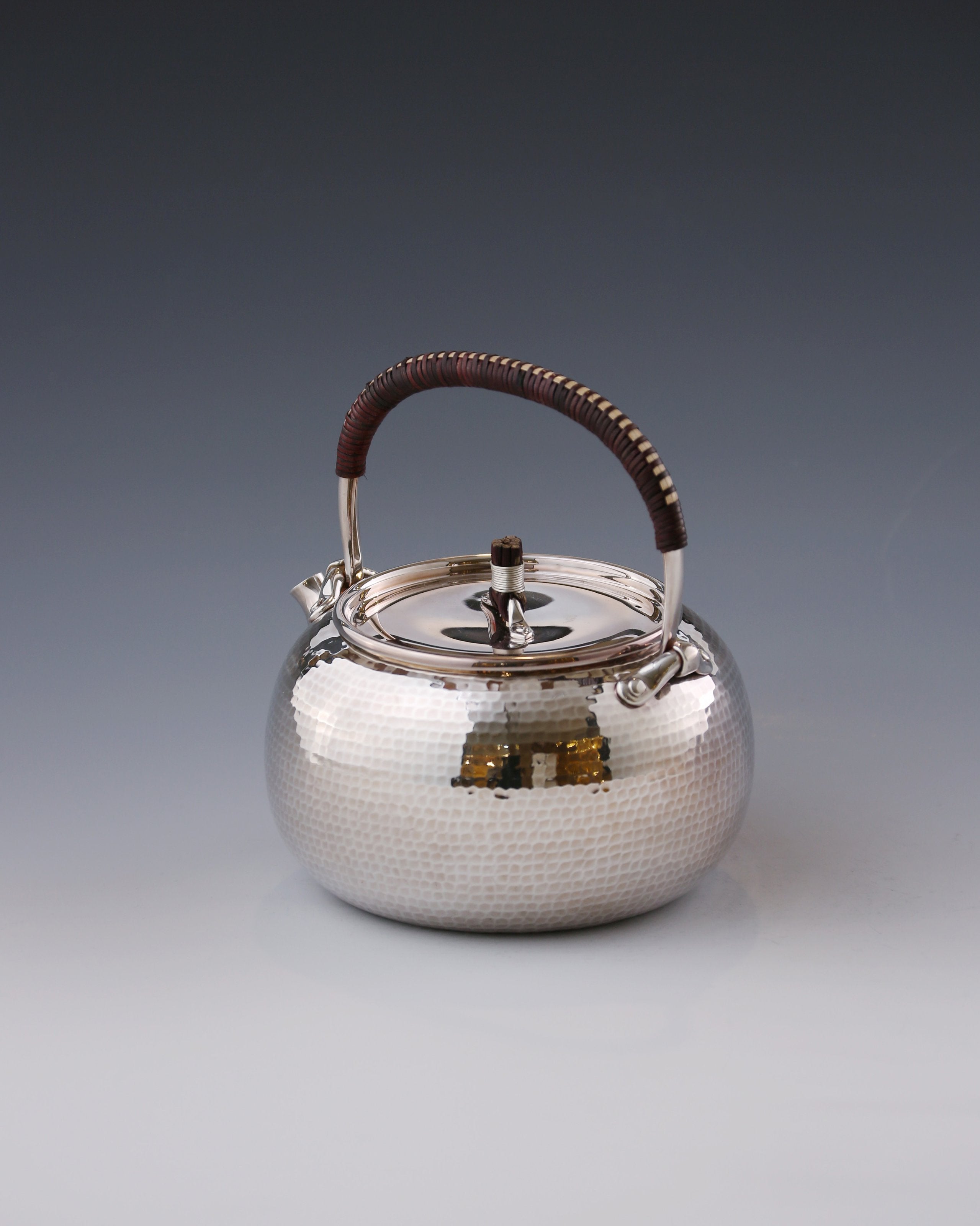 口打出齊錘紋純銀壺