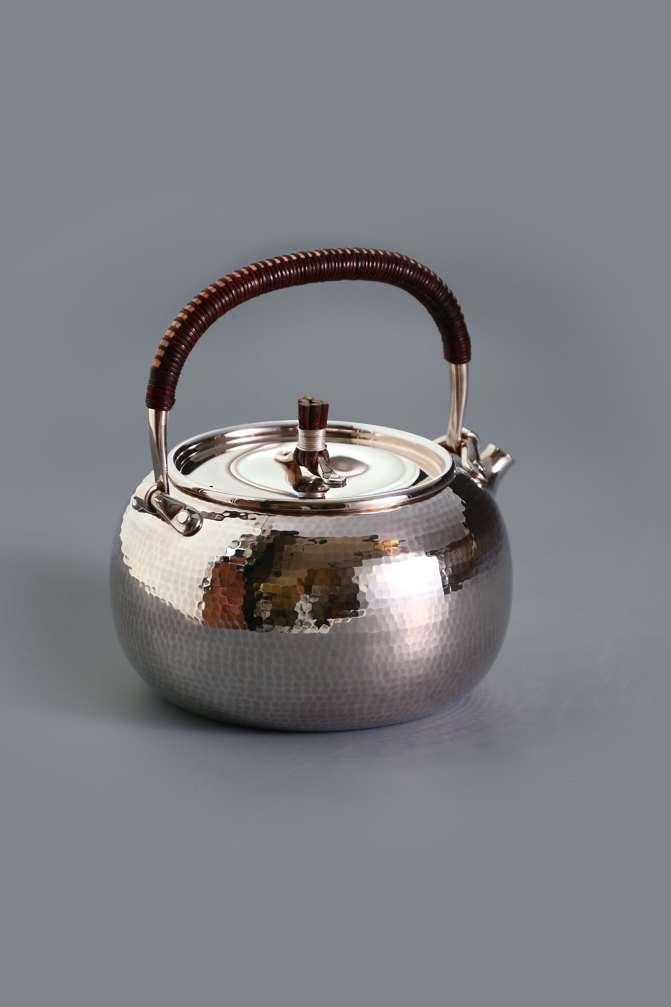 口打出齊錘紋純銀壺