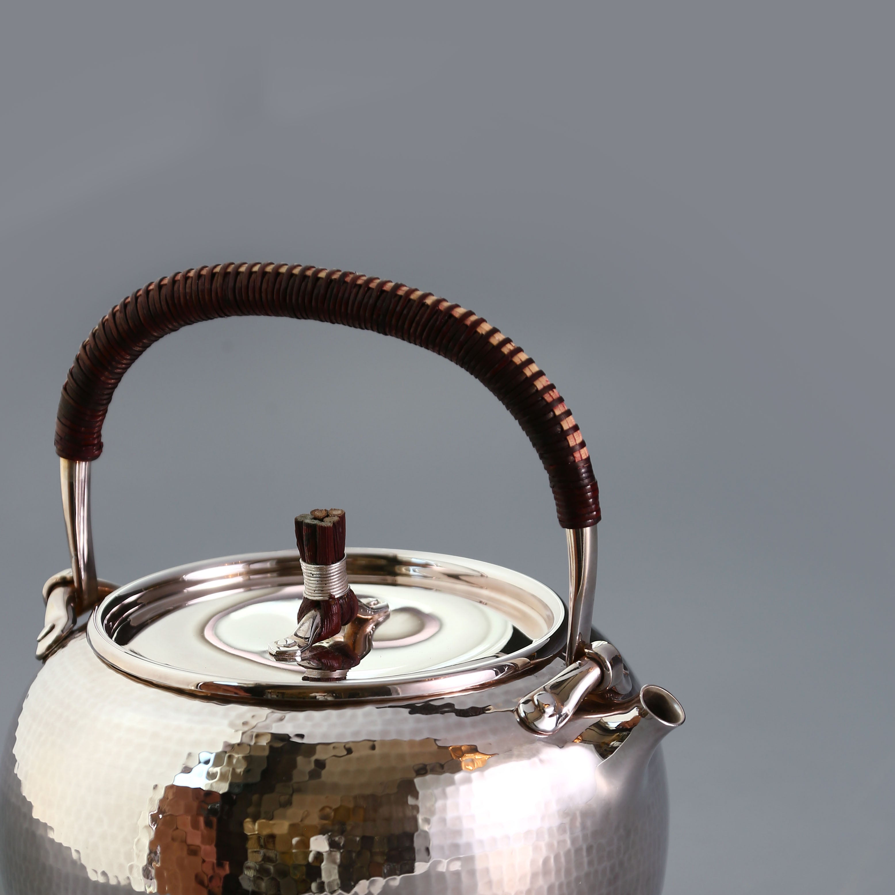 口打出齊錘紋純銀壺