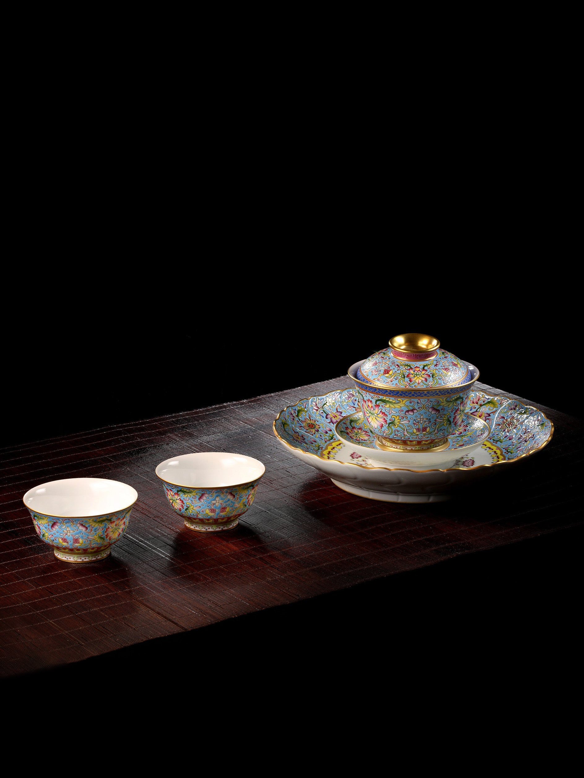 藍地粉彩纏枝蓮紋蓋碗/杯