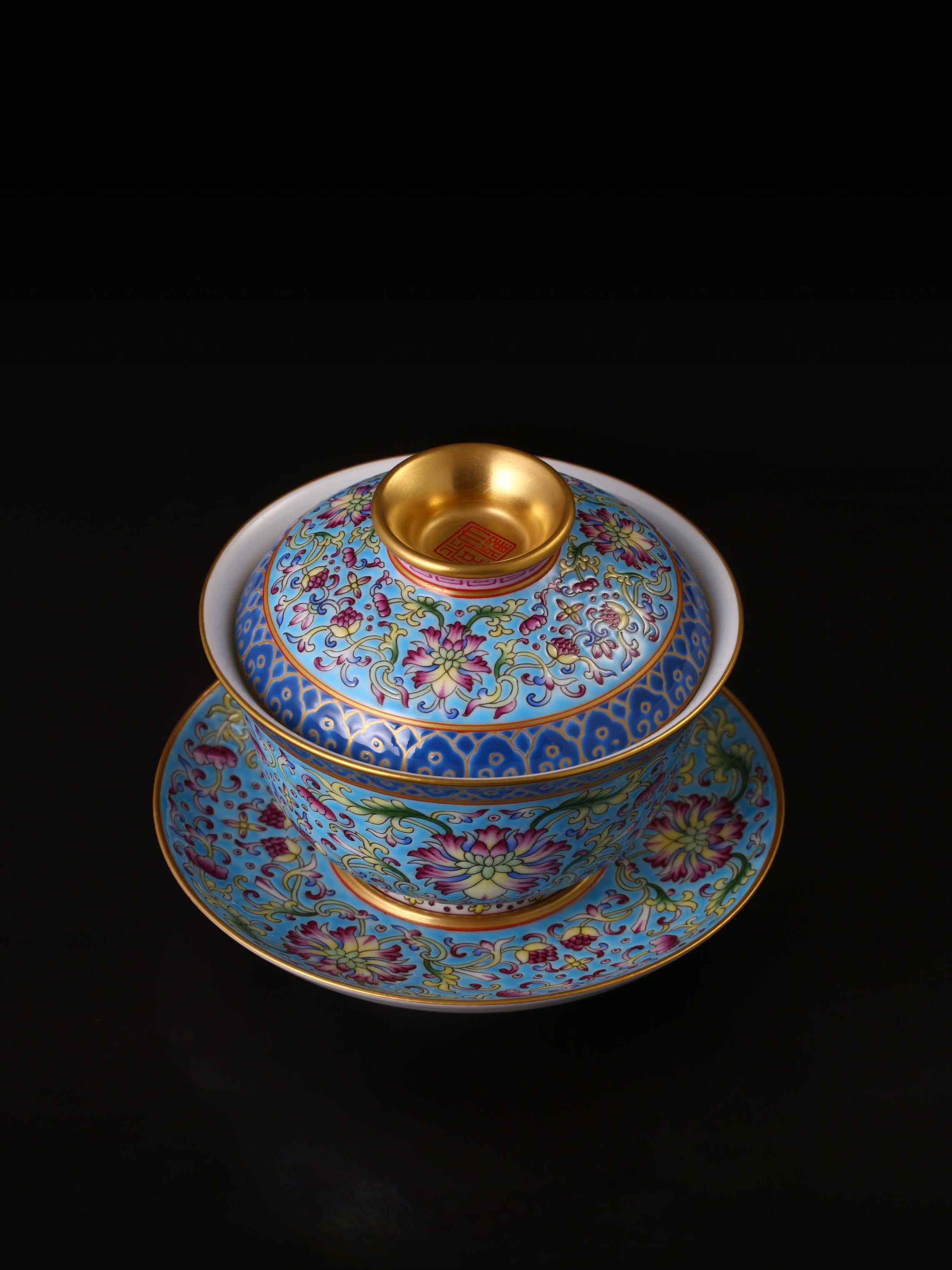 藍地粉彩纏枝蓮紋蓋碗/杯